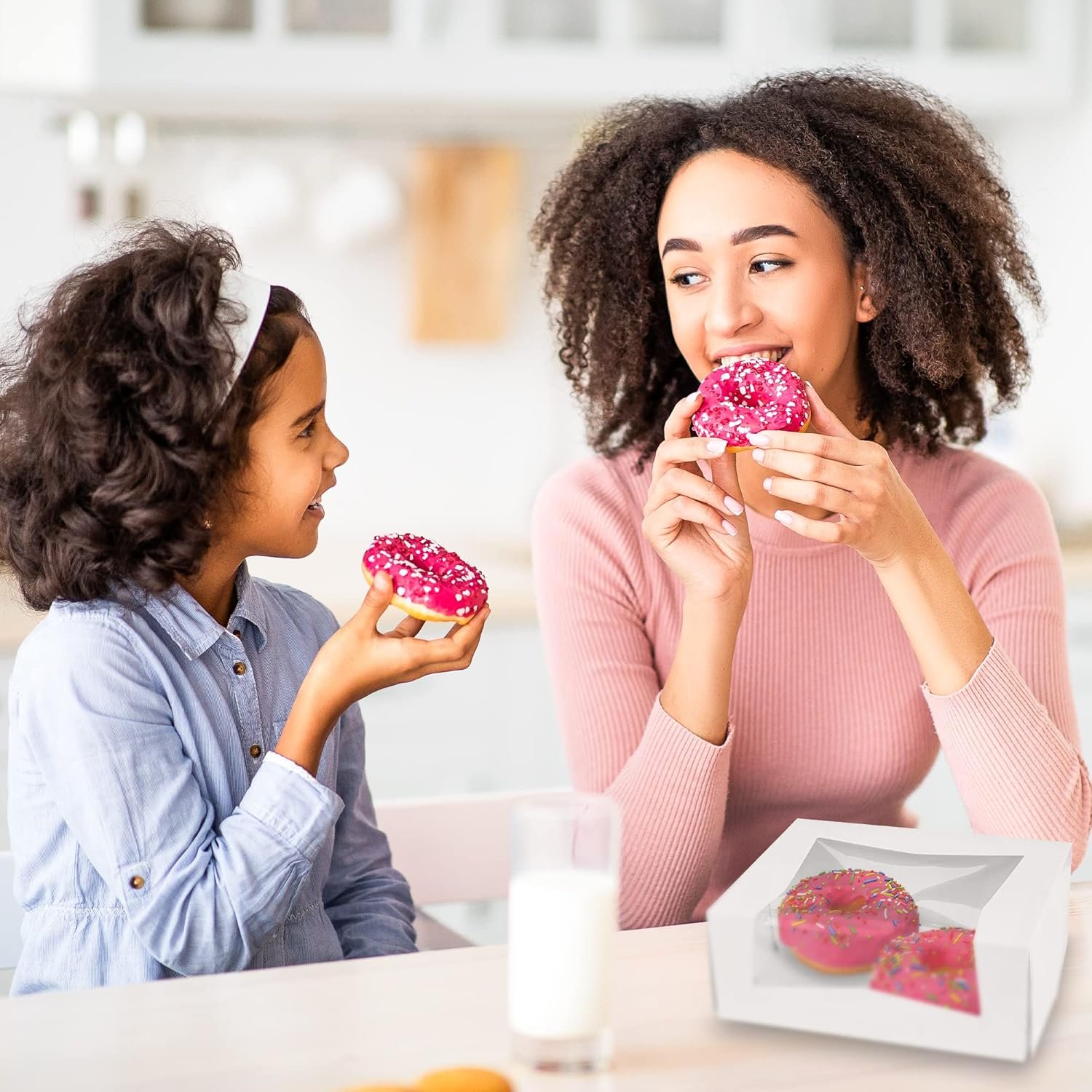 Caja de pastelería blanca hermosa con ventana clara para visibilidad del producto y característica de auto-popup, ideal para mantener seguros donuts, galletas y muffins. Logo personalizado disponible. Tamaño 9