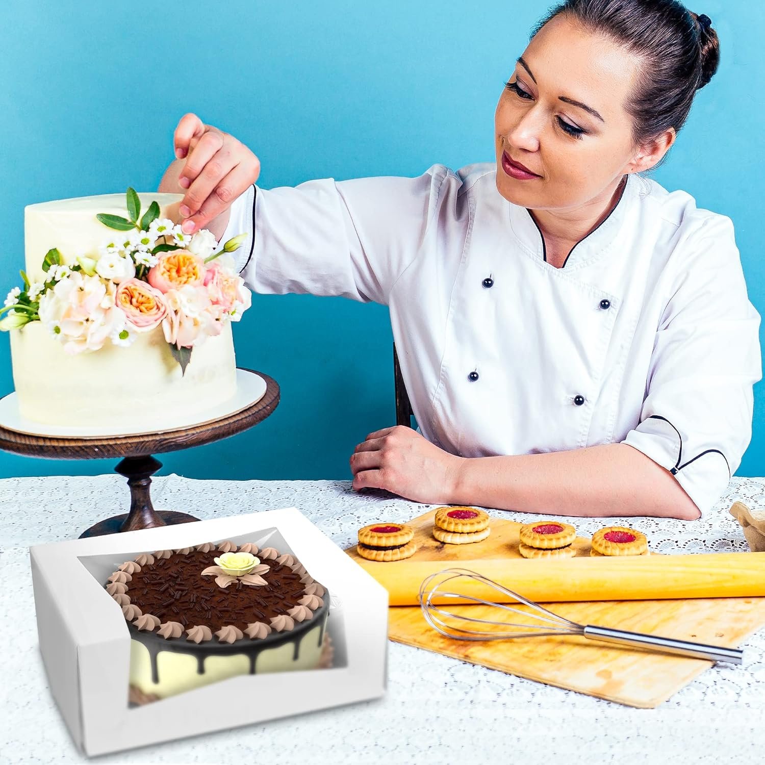 Caja de pastelería blanca hermosa con ventana clara para visibilidad del producto y característica de auto-popup, ideal para mantener seguros donuts, galletas y muffins. Logo personalizado disponible. Tamaño 9