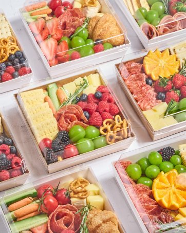 Caja de Charcutería 50 Pack de 5 Pulgadas con Tapa Transparente, Contenedores Cuadrados para Porciones de Pastel, Ideal para Postres, Galletas y Sándwiches, Marca Blanca de Fábrica en Kraft (Marrón)