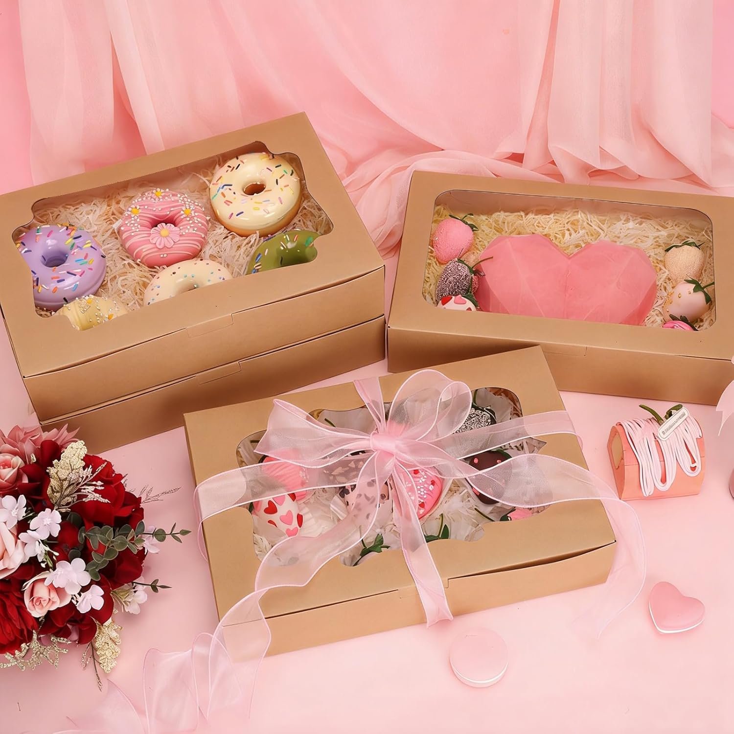 Caja de pastelería blanca con ventana de 12x8x2.5 pulgadas y diseño de 3 estilos, ideal para donas, frutas cubiertas de chocolate y pasteles, Marca Blanca, disponible a través de nuestra Fábrica. Caja de pastelería blanca con ventana de 12x8x2.5 pulgadas y diseño de 3 estilos, ideal para donas, frutas cubiertas de chocolate y pasteles, Marca Blanca, disponible a través de nuestra Fábrica.