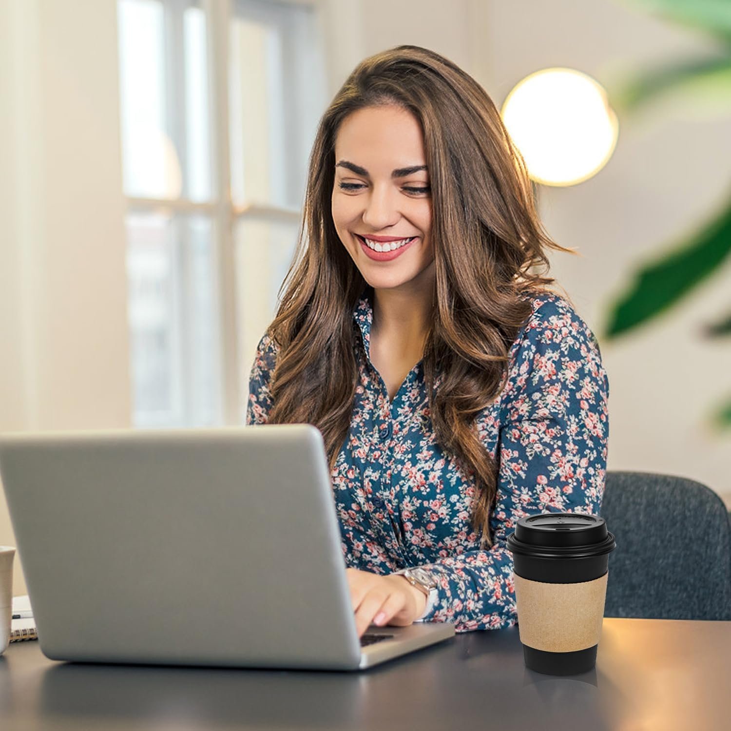 Tazas desechables de café de 12 oz con tapas y mangas, personalizadas con logo, aptas para picnic, fiestas, viajes y oficinas, calidad de fábrica, suministro para cafeterías. Tazas desechables de café de 12 oz con tapas y mangas, personalizadas con logo, aptas para picnic, fiestas, viajes y oficinas, calidad de fábrica, suministro para cafeterías.