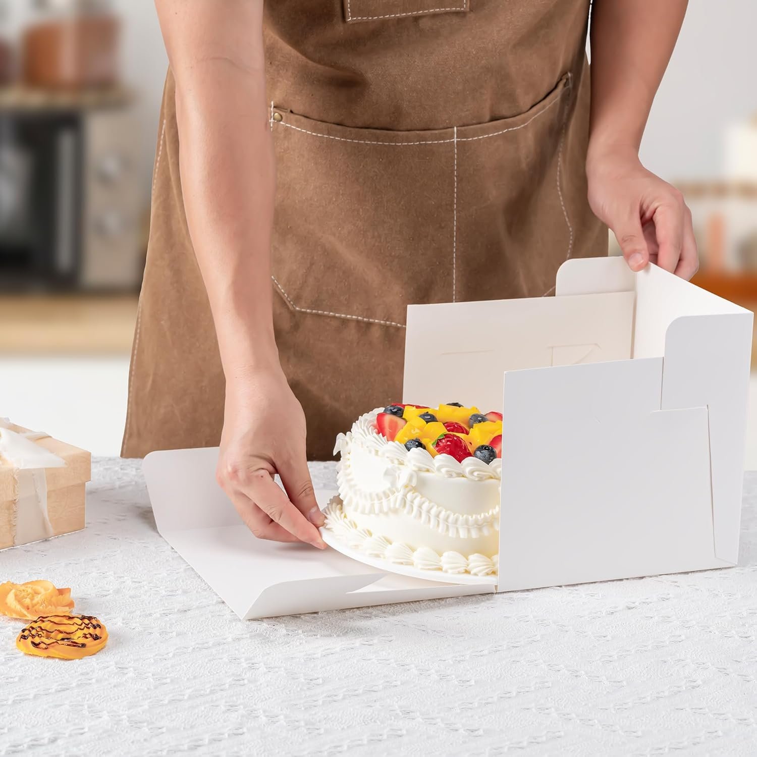 Cajas de pastel desechables 3 pack, ideales para personalizar con logo, dimensiones de 10x10x8 pulgadas, contenedores para el transporte de pasteles con tapa y ventana grande, perfectas para tartas, galletas, cupcakes y pasteles de boda o fiesta, ofrecidas por un proveedor especializado. Cajas de pastel desechables 3 pack, ideales para personalizar con logo, dimensiones de 10x10x8 pulgadas, contenedores para el transporte de pasteles con tapa y ventana grande, perfectas para tartas, galletas, cupcakes y pasteles de boda o fiesta, ofrecidas por un proveedor especializado.