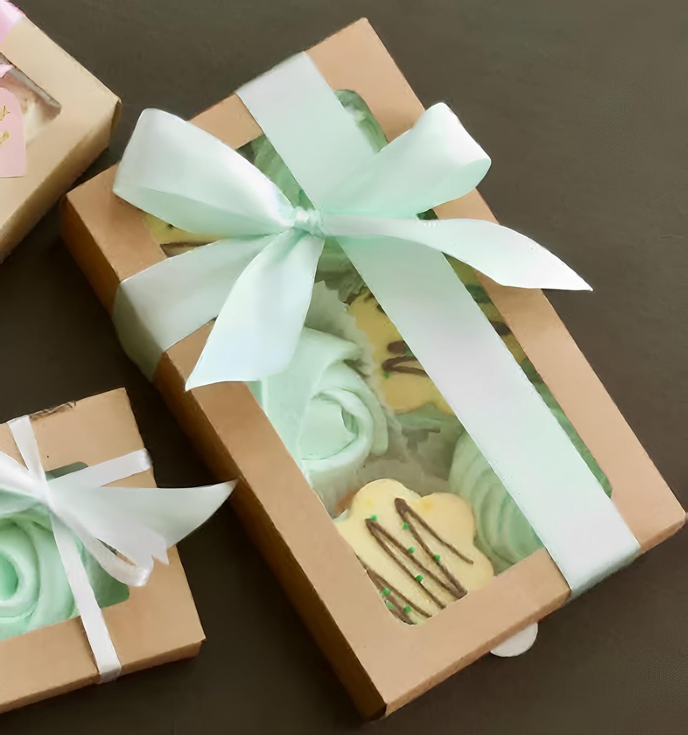 Logo Personalizado 20 cajas de cartón marrón para repostería con ventana 8x6x2.5 pulgadas, ideales para empacar galletas, cupcakes y otros dulces en celebraciones como San Valentín, el Día de la Madre y Navidad. Soluciones de Marca Blanca de nuestro Proveedor. Logo Personalizado 20 cajas de cartón marrón para repostería con ventana 8x6x2.5 pulgadas, ideales para empacar galletas, cupcakes y otros dulces en celebraciones como San Valentín, el Día de la Madre y Navidad. Soluciones de Marca Blanca de nuestro Proveedor.