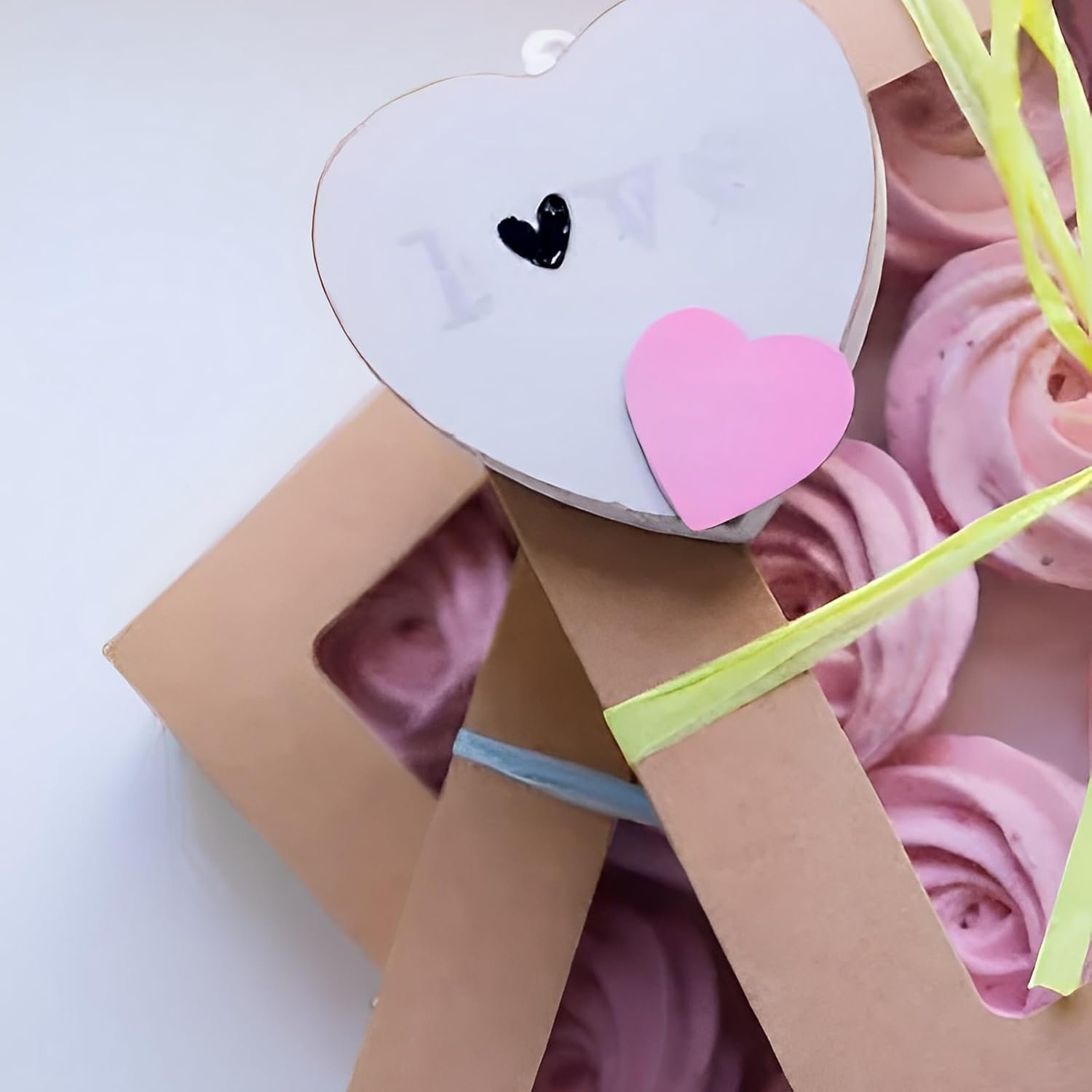 Logo Personalizado 20 cajas de cartón marrón para repostería con ventana 8x6x2.5 pulgadas, ideales para empacar galletas, cupcakes y otros dulces en celebraciones como San Valentín, el Día de la Madre y Navidad. Soluciones de Marca Blanca de nuestro Proveedor. Logo Personalizado 20 cajas de cartón marrón para repostería con ventana 8x6x2.5 pulgadas, ideales para empacar galletas, cupcakes y otros dulces en celebraciones como San Valentín, el Día de la Madre y Navidad. Soluciones de Marca Blanca de nuestro Proveedor.