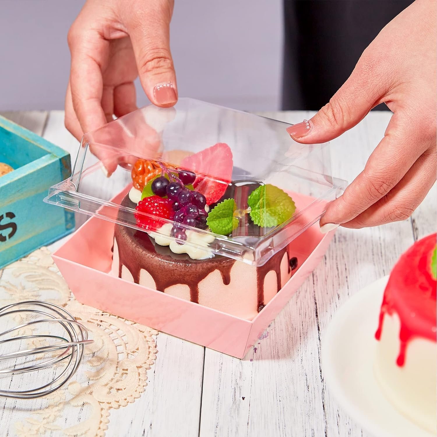 Cajas de Charcutería Desechables de 50 Pack con Tapa Transparente, 4 Pulgadas, para Postres como Galletas, Porciones de Pastel, Mini Pasteles y Fresas con Chocolate, Logo Personalizado, Ideal para Marca Blanca, Proveedor de Envases. Cajas de Charcutería Desechables de 50 Pack con Tapa Transparente, 4 Pulgadas, para Postres como Galletas, Porciones de Pastel, Mini Pasteles y Fresas con Chocolate, Logo Personalizado, Ideal para Marca Blanca, Proveedor de Envases.