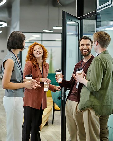 Tazas de café de 16 onzas con tapas y mangas, 100 unidades a granel para bebidas calientes, marca blanca personalizable, proveedor de tazas de papel desechables para café caliente.