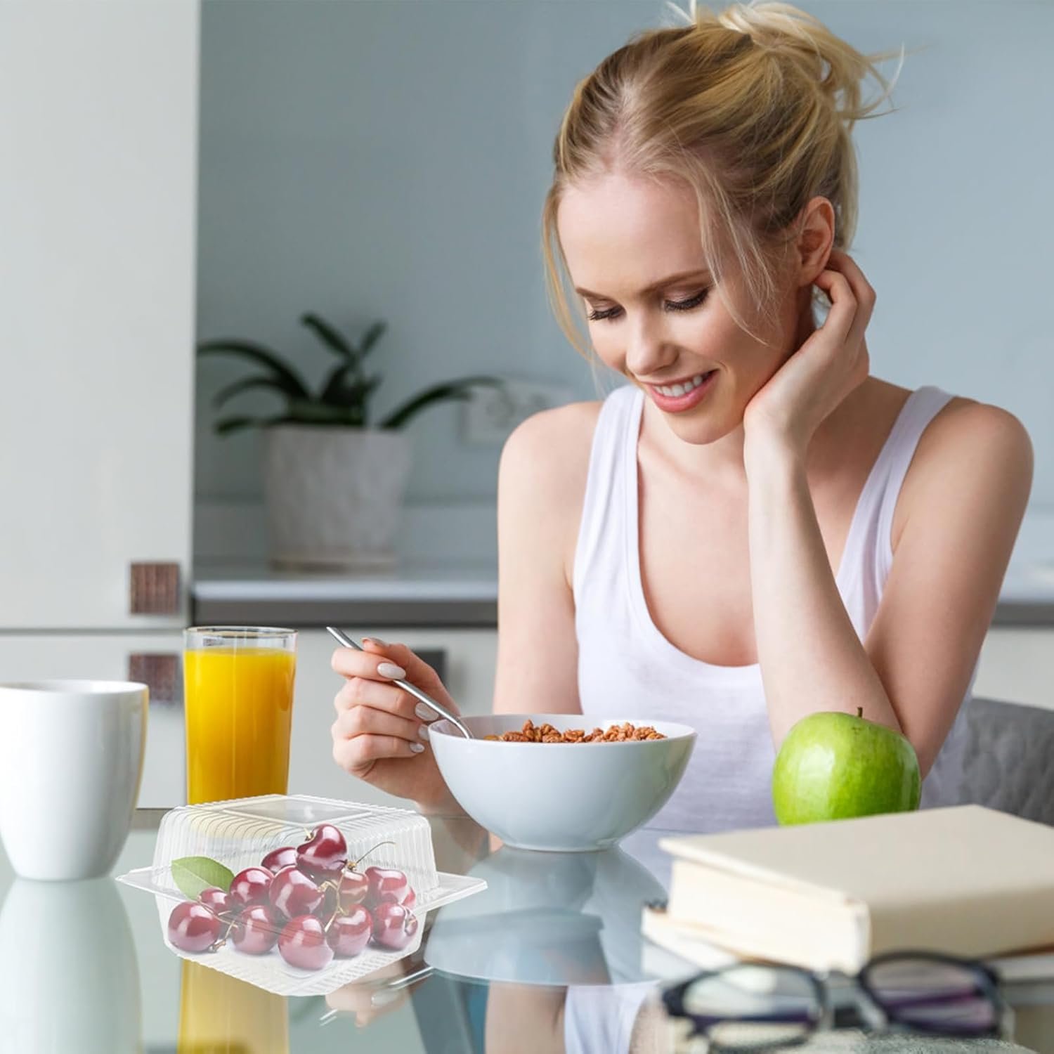 Contenedores de plástico desechables con logo personalizado, envases de comida cuadrados claros con tapa para ensaladas, pastas y hamburguesas (13.5 x 12 x 7 cm), marca blanca de proveedor.