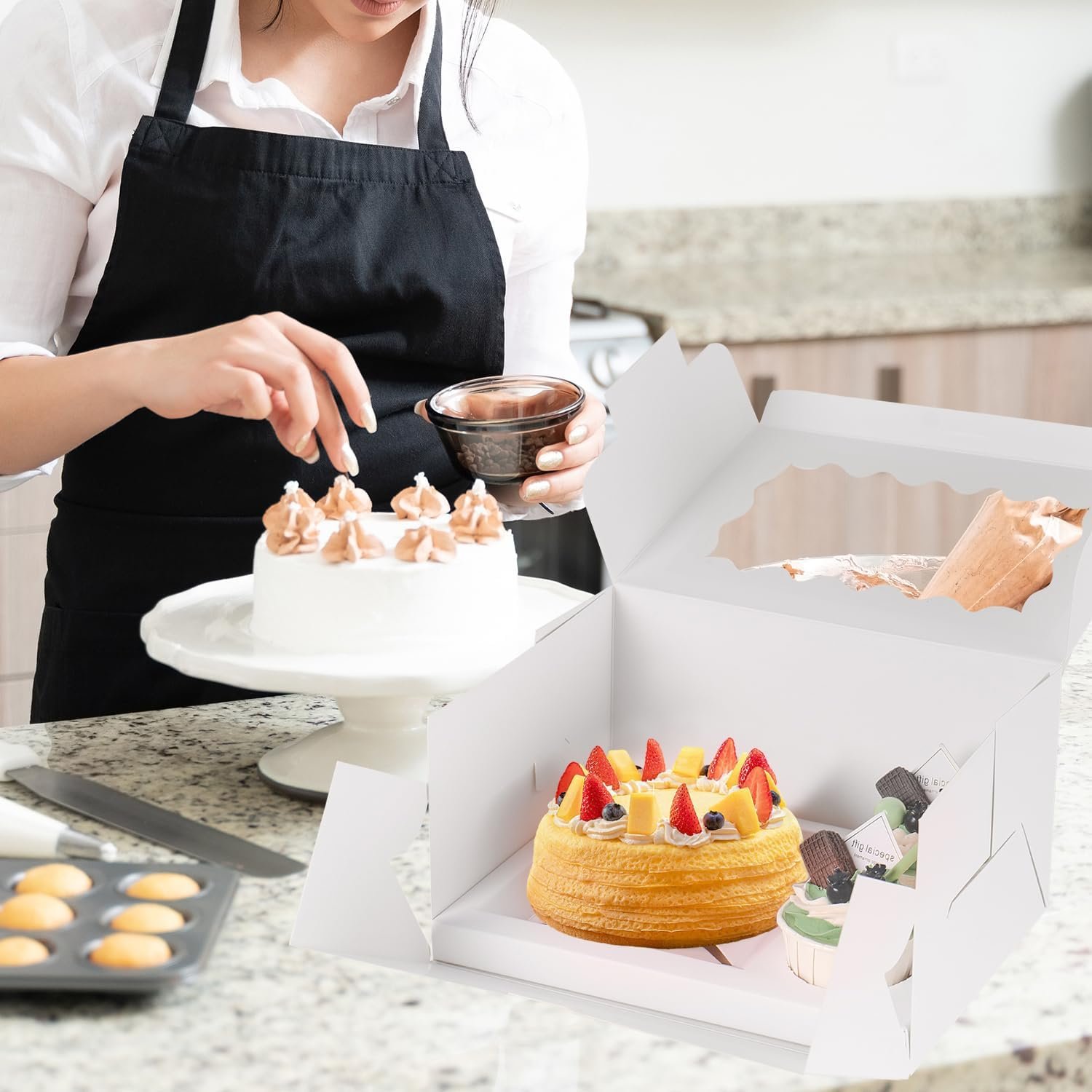 Logo Personalizado para Caja de Bento de Pastel y Cupcakes, 8 Packs con 3 Agujeros que Acomodan 2 Cupcakes y 1 Mini Pastel, Ventana Transparente y Stickers, Perfecto para Bodas y Cumpleaños, Proveedor de Artículos de Pastelería. Logo Personalizado para Caja de Bento de Pastel y Cupcakes, 8 Packs con 3 Agujeros que Acomodan 2 Cupcakes y 1 Mini Pastel, Ventana Transparente y Stickers, Perfecto para Bodas y Cumpleaños, Proveedor de Artículos de Pastelería.