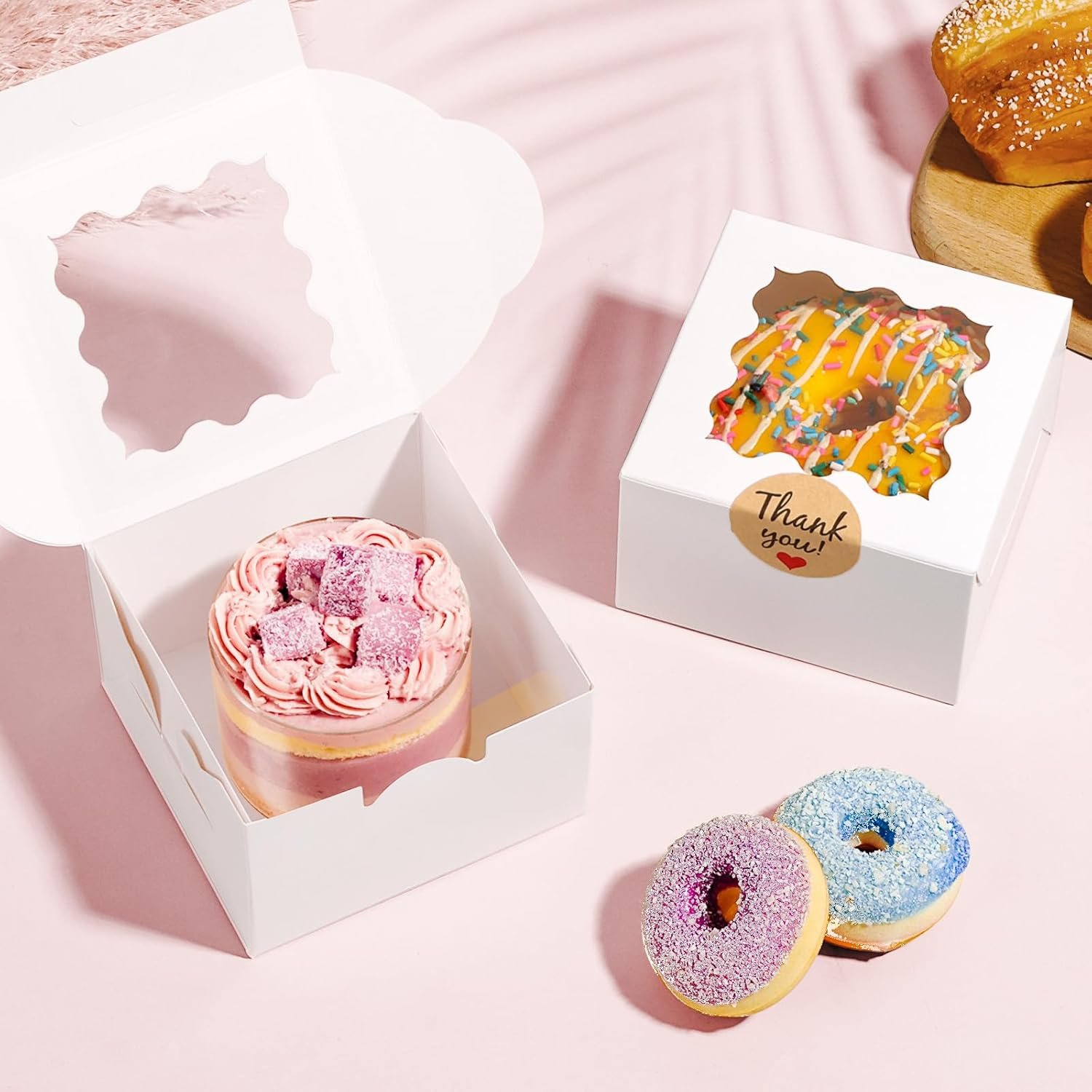 Caja de Galletas Blanca de 26pcs con Ventana, 4x4x2.5 Pulgadas, Cajas Pequeñas de Pastelería con 36pcs de Stickers, Marca Blanca para Postres, Donuts, Macarons, Fresas, Chocolates, Cupcakes y Dulces, con Logo Personalizado de Fábrica.