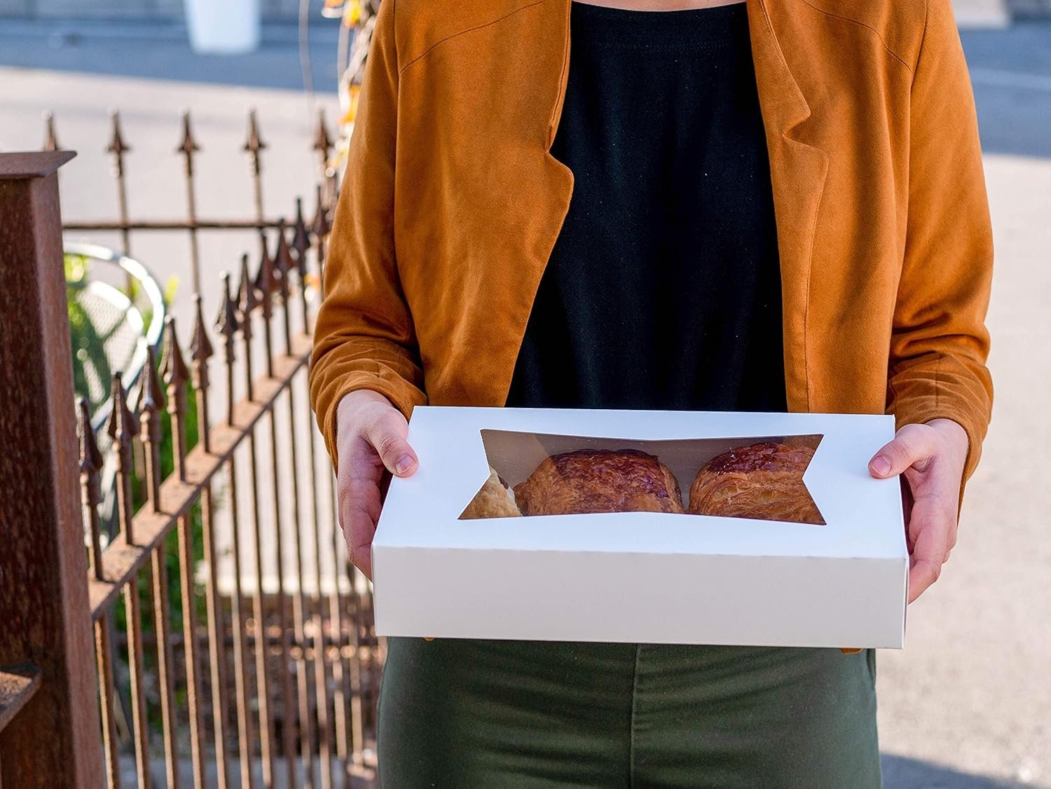 Caja de repostería blanca con ventana y logo personalizado (pack de 200) 9x9x2.5, transportador automático para pies, donas, pasteles, tapa clara, marca blanca, proveedor.