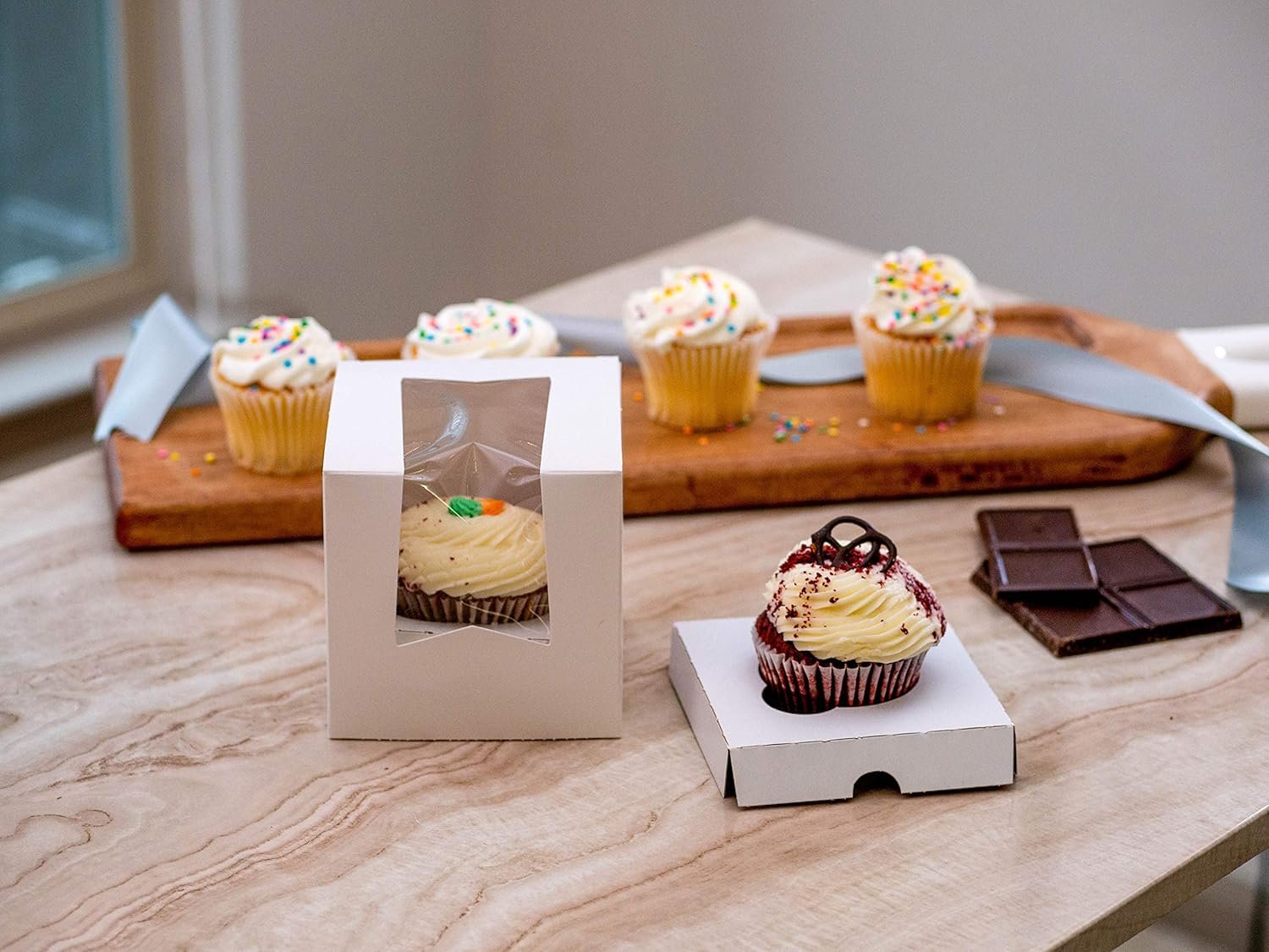 Caja de repostería blanca con ventana y logo personalizado (pack de 200) 9x9x2.5, transportador automático para pies, donas, pasteles, tapa clara, marca blanca, proveedor.