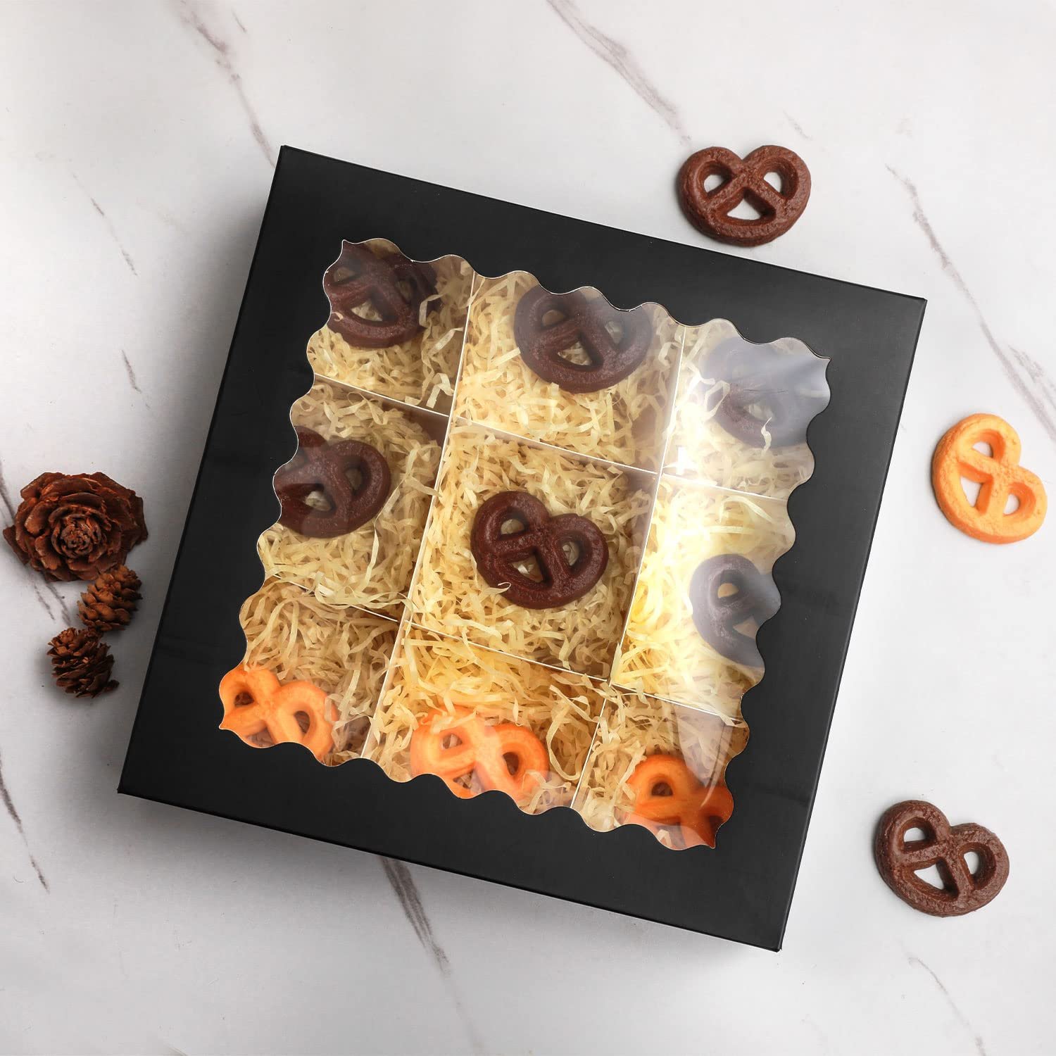 Caja de pastel negro con ventana 10x10x2.5 pulgadas 30 pack, ideal para galletas y donuts, Marca blanca disponible, Proveedor de soluciones de empaque. Caja de pastel negro con ventana 10x10x2.5 pulgadas 30 pack, ideal para galletas y donuts, Marca blanca disponible, Proveedor de soluciones de empaque.