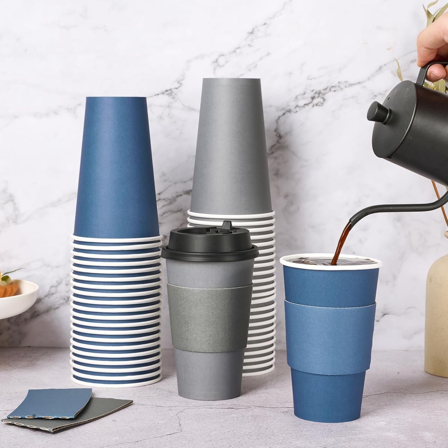 Tazas de papel desechables de 16 oz con tapa, mangas y palillos para café caliente, agua o jugo, con logo personalizado para cafeterías, escuelas, oficinas y tiendas, disponibles a través de nuestro proveedor.