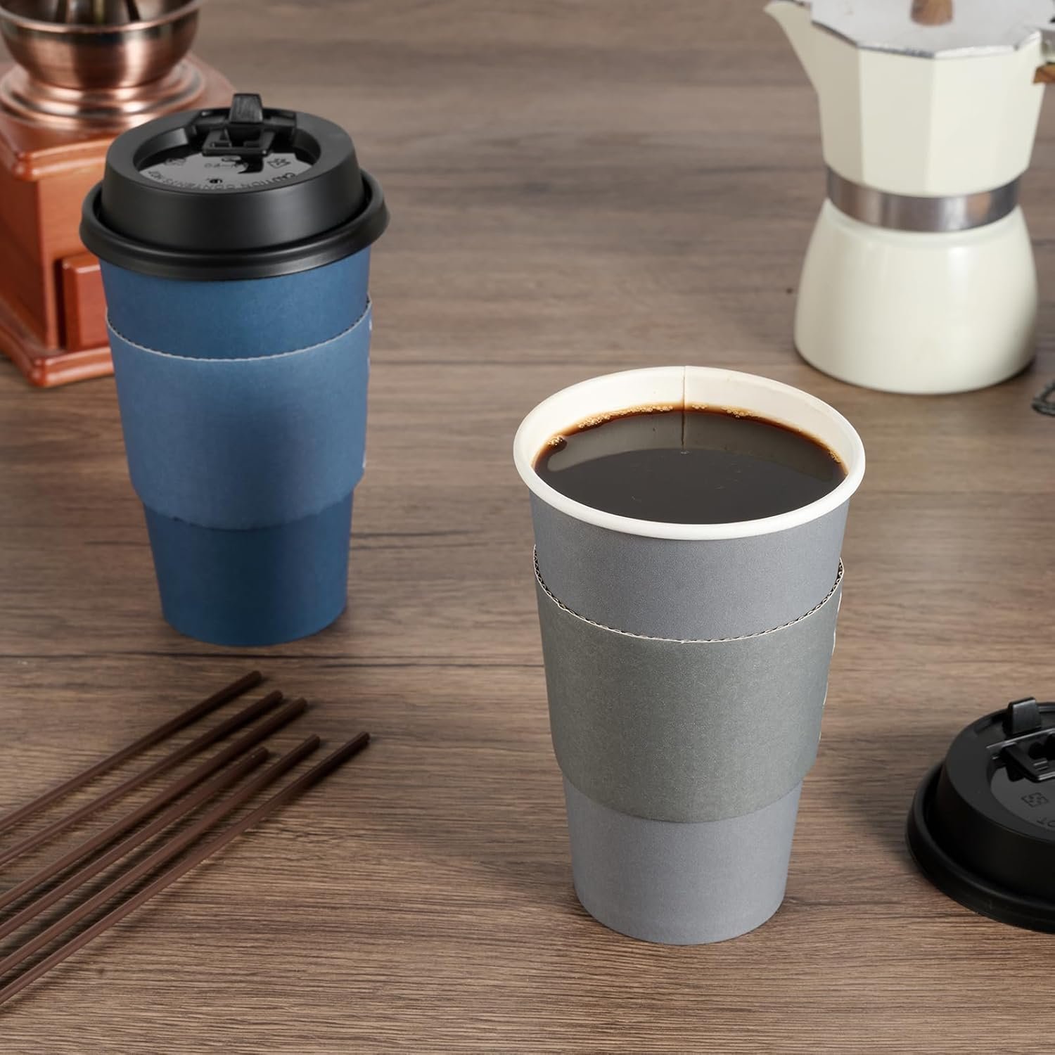 Tazas de papel desechables de 16 oz con tapa, mangas y palillos para café caliente, agua o jugo, con logo personalizado para cafeterías, escuelas, oficinas y tiendas, disponibles a través de nuestro proveedor.