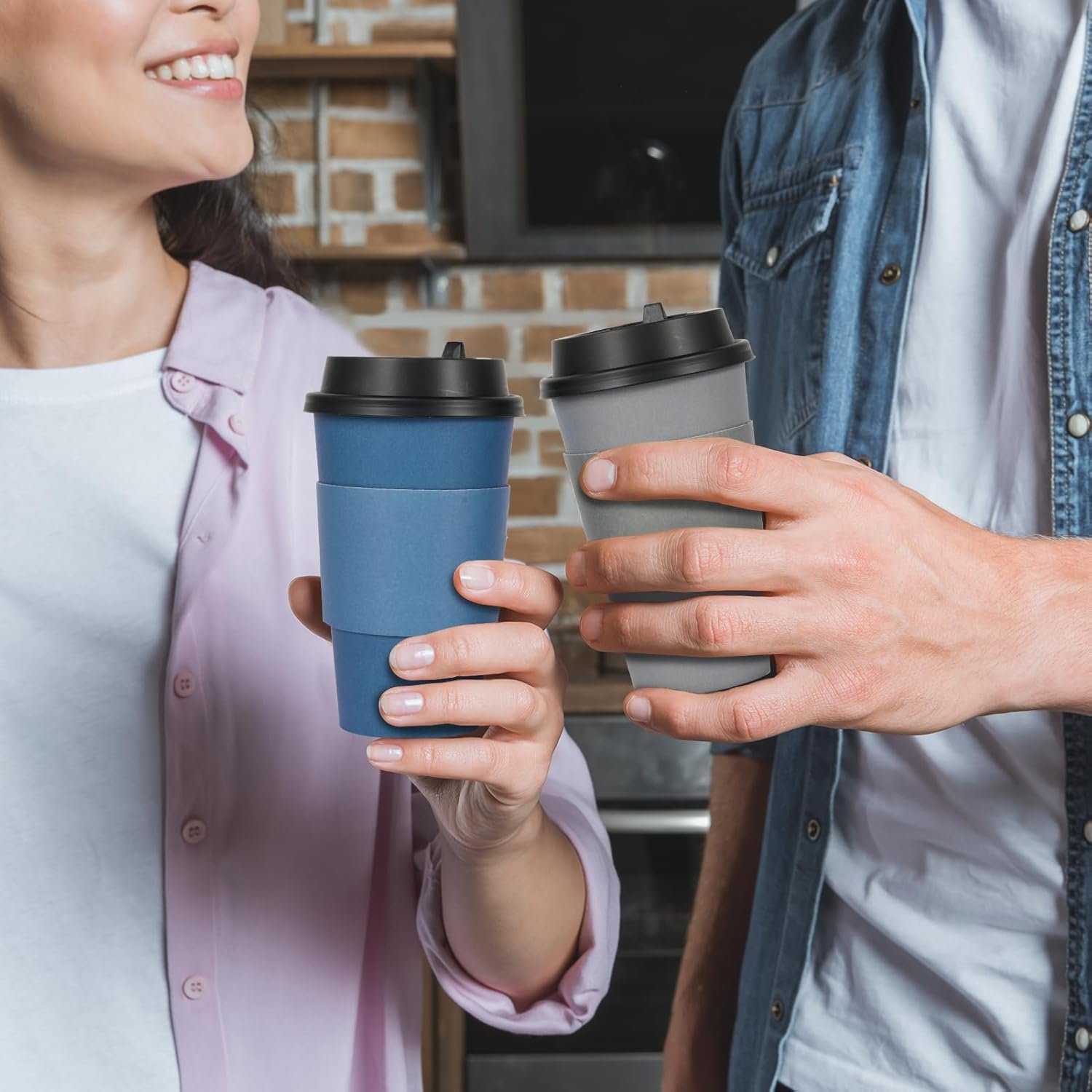 Tazas de papel desechables de 16 oz con tapa, mangas y palillos para café caliente, agua o jugo, con logo personalizado para cafeterías, escuelas, oficinas y tiendas, disponibles a través de nuestro proveedor.