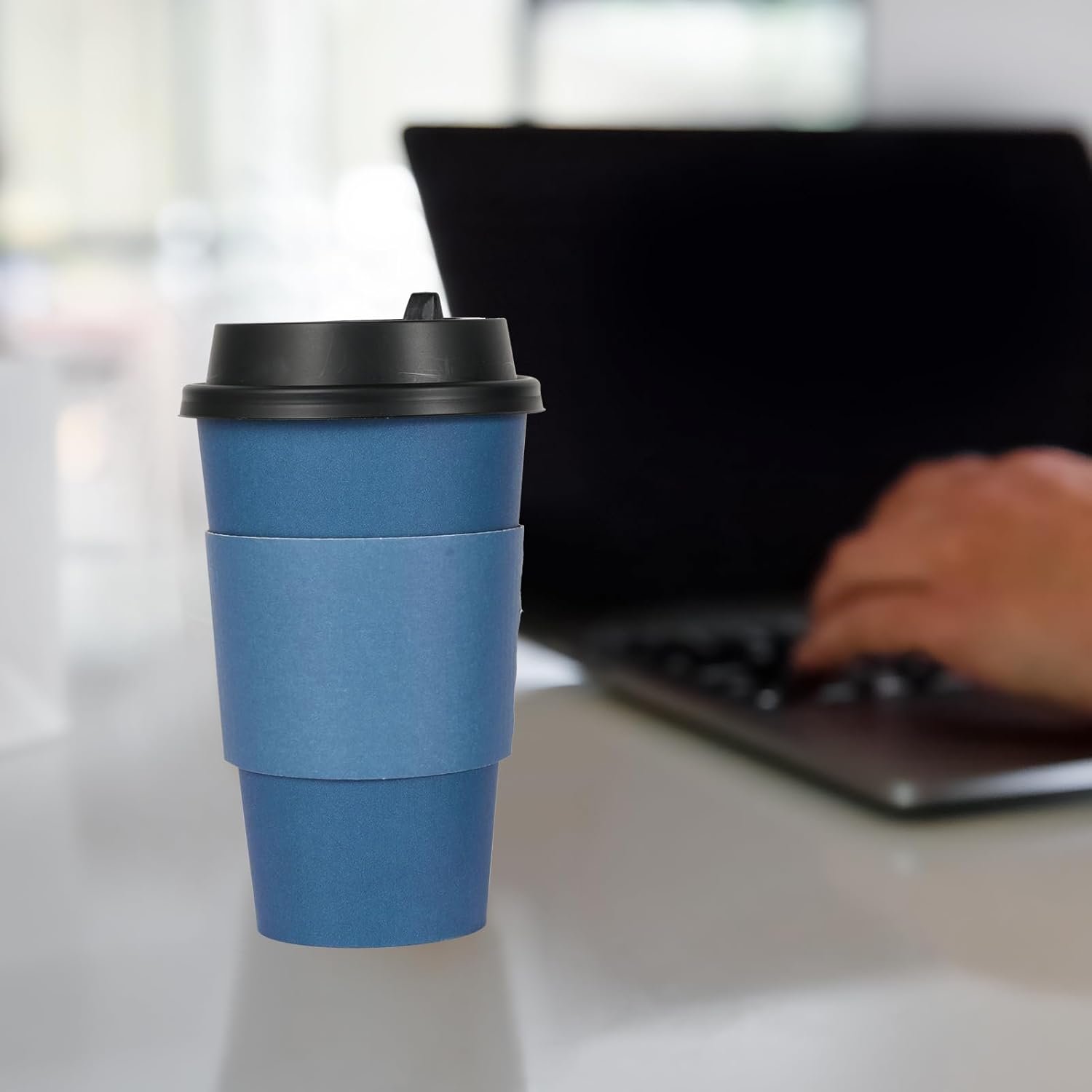 Tazas de papel desechables de 16 oz con tapa, mangas y palillos para café caliente, agua o jugo, con logo personalizado para cafeterías, escuelas, oficinas y tiendas, disponibles a través de nuestro proveedor.