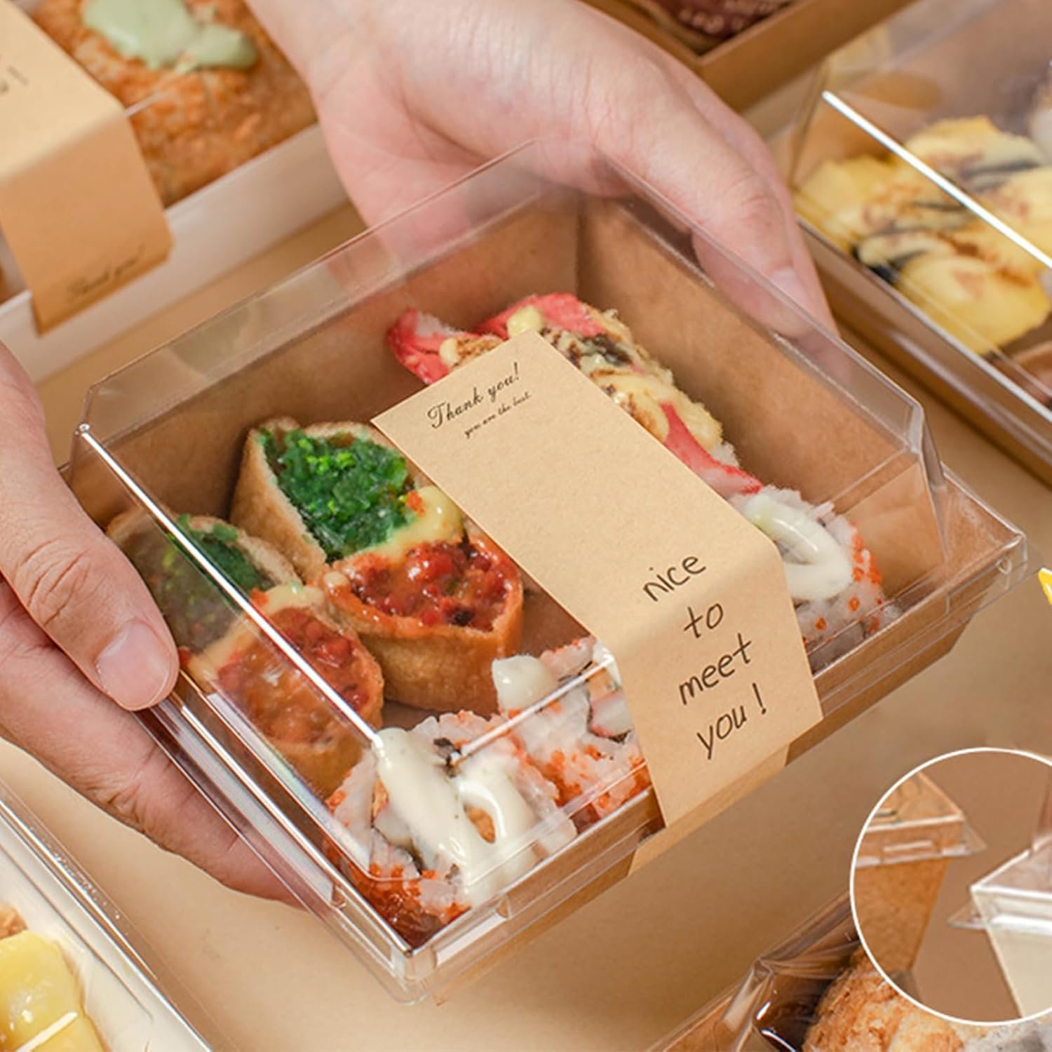 Caja desechable de papel cuadrada de 5 pulgadas con tapa clara, 100 unidades, ideal para postres, sándwiches, galletas y sushi, con logotipo personalizado para su marca blanca, directo de nuestro proveedor.