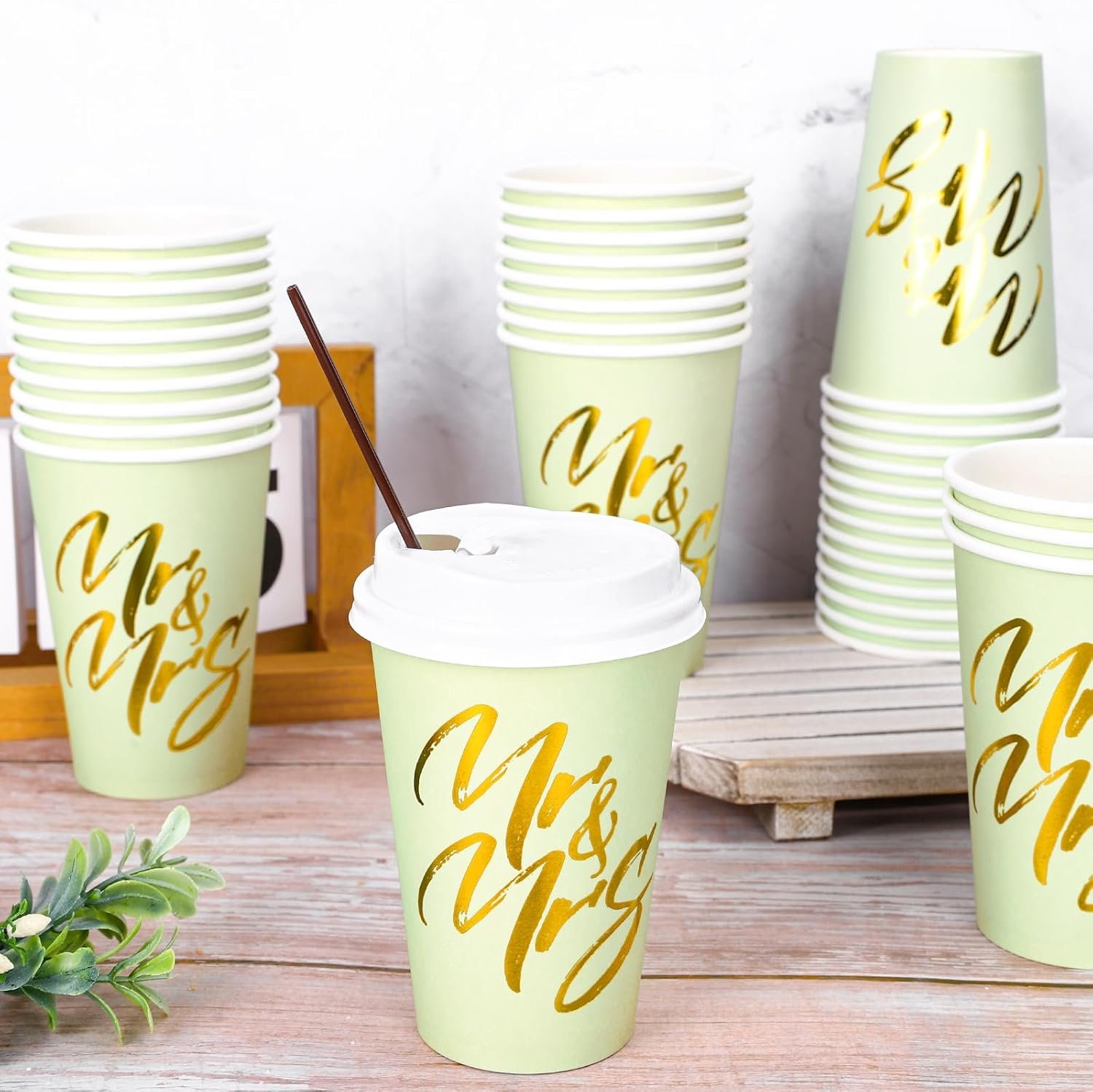 Logo Personalizado Tazas de Café Desechables de 12oz en Verde Salvia con Tapa y Popotes, Foil Dorado para Bodas, Aniversarios, Día de San Valentín y Ducha de Novias, Proveedor de Productos de Fiesta.