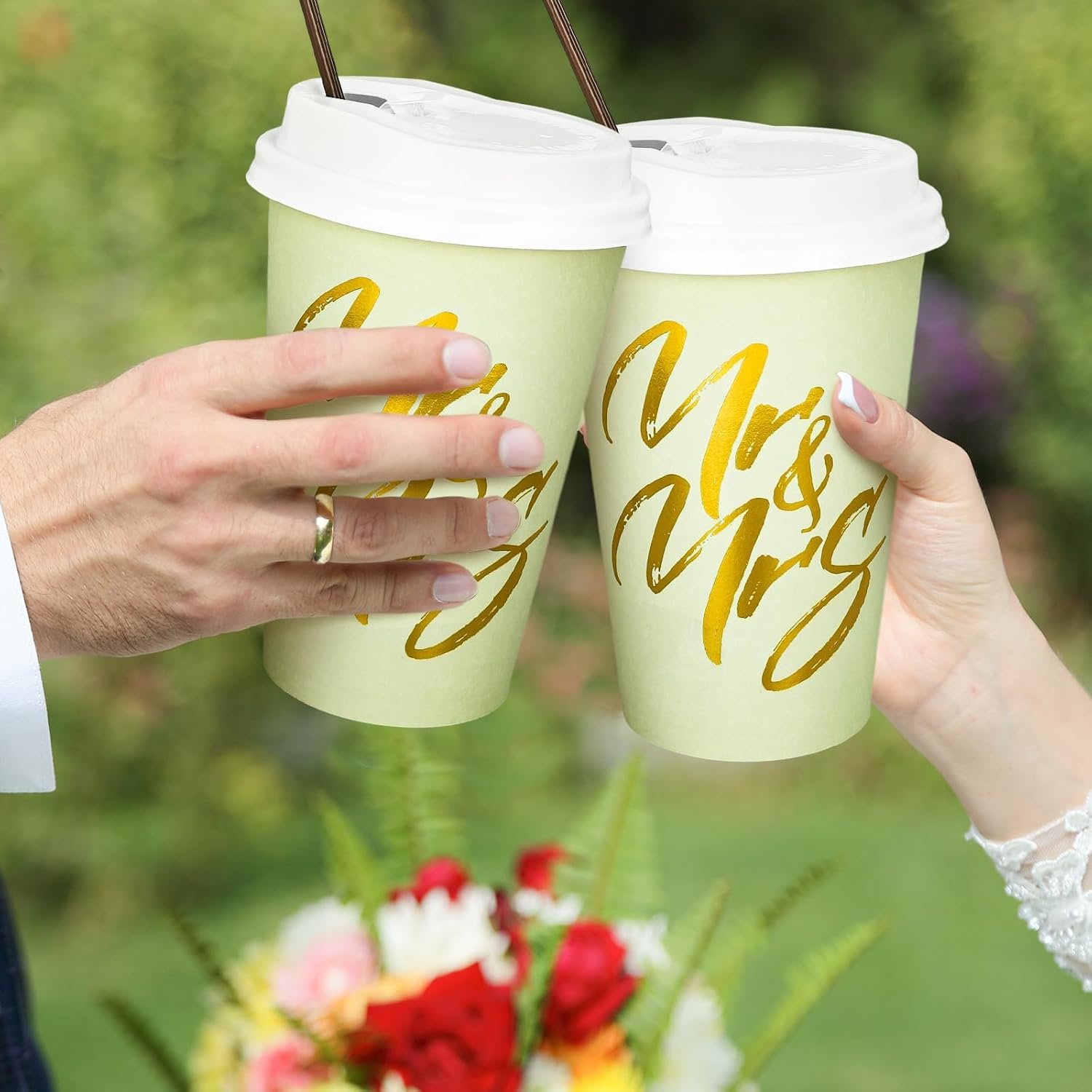 Logo Personalizado Tazas de Café Desechables de 12oz en Verde Salvia con Tapa y Popotes, Foil Dorado para Bodas, Aniversarios, Día de San Valentín y Ducha de Novias, Proveedor de Productos de Fiesta.