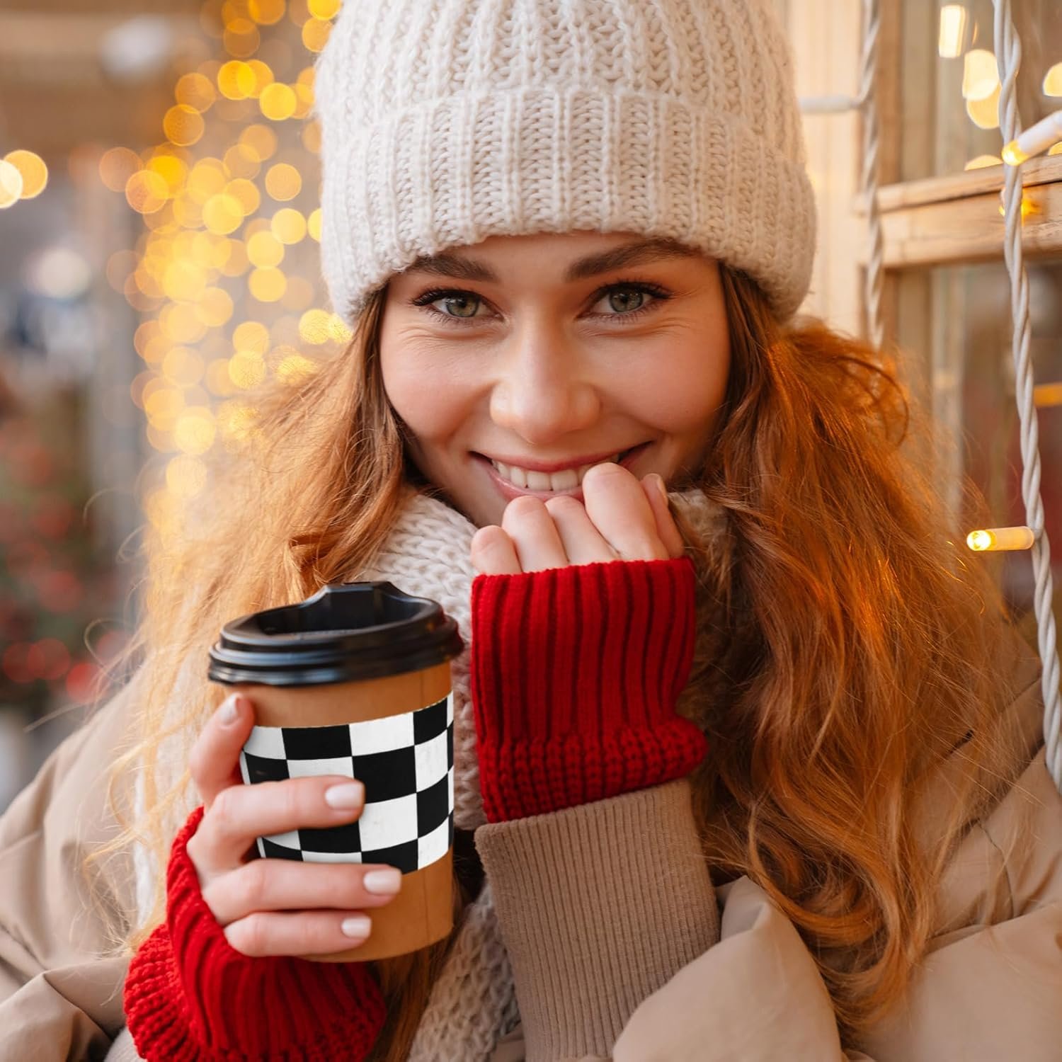 Sleeves de café desechables a cuadros para fiesta de carreras con logo personalizado, 50 unidades, protección aislante para bebidas calientes de 8-24 oz, fabricados por un proveedor.