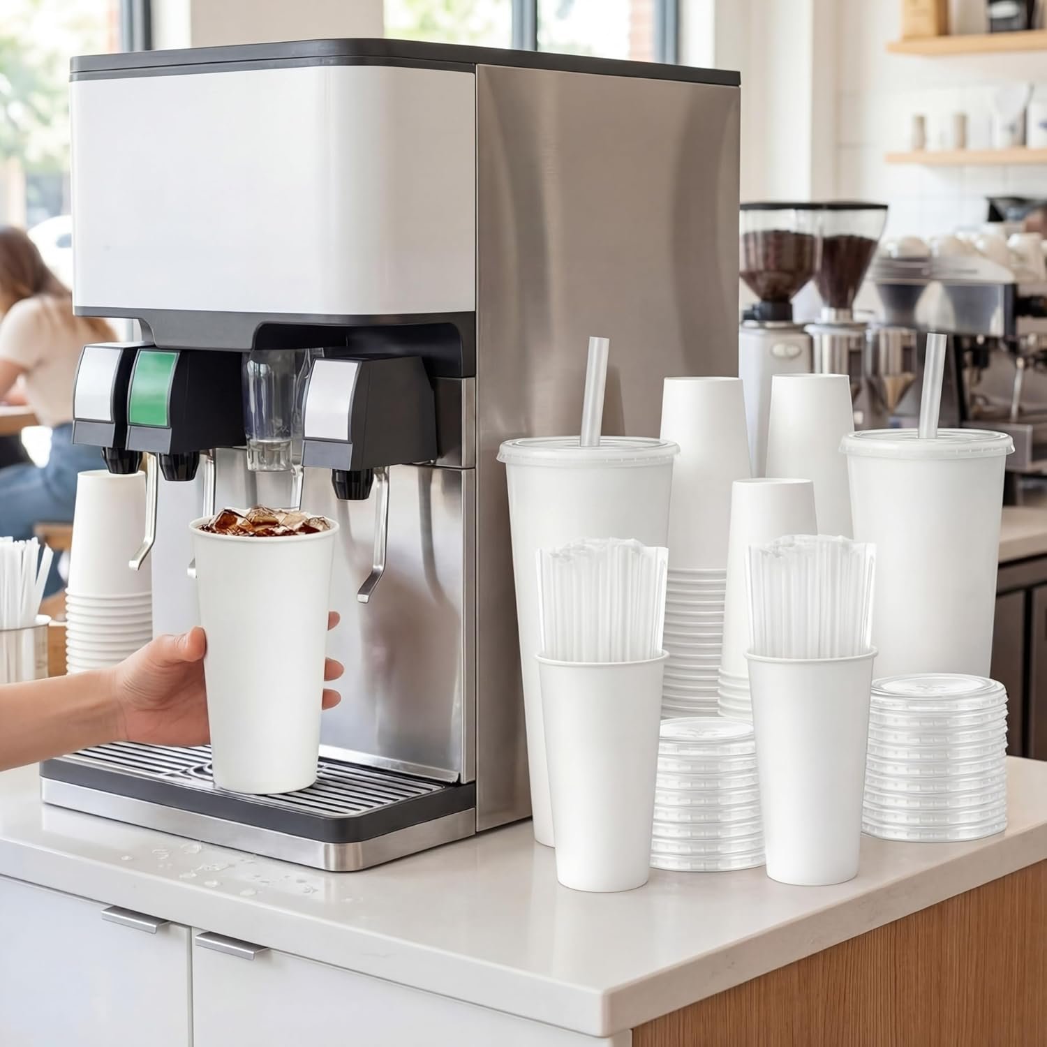 Tazas de papel desechables de 32 oz blancas con tapa y popotes, personalizadas con logo, ideales para bebidas frías, batidos, café helado y parfaits; proveedor confiable para tu marca blanca.