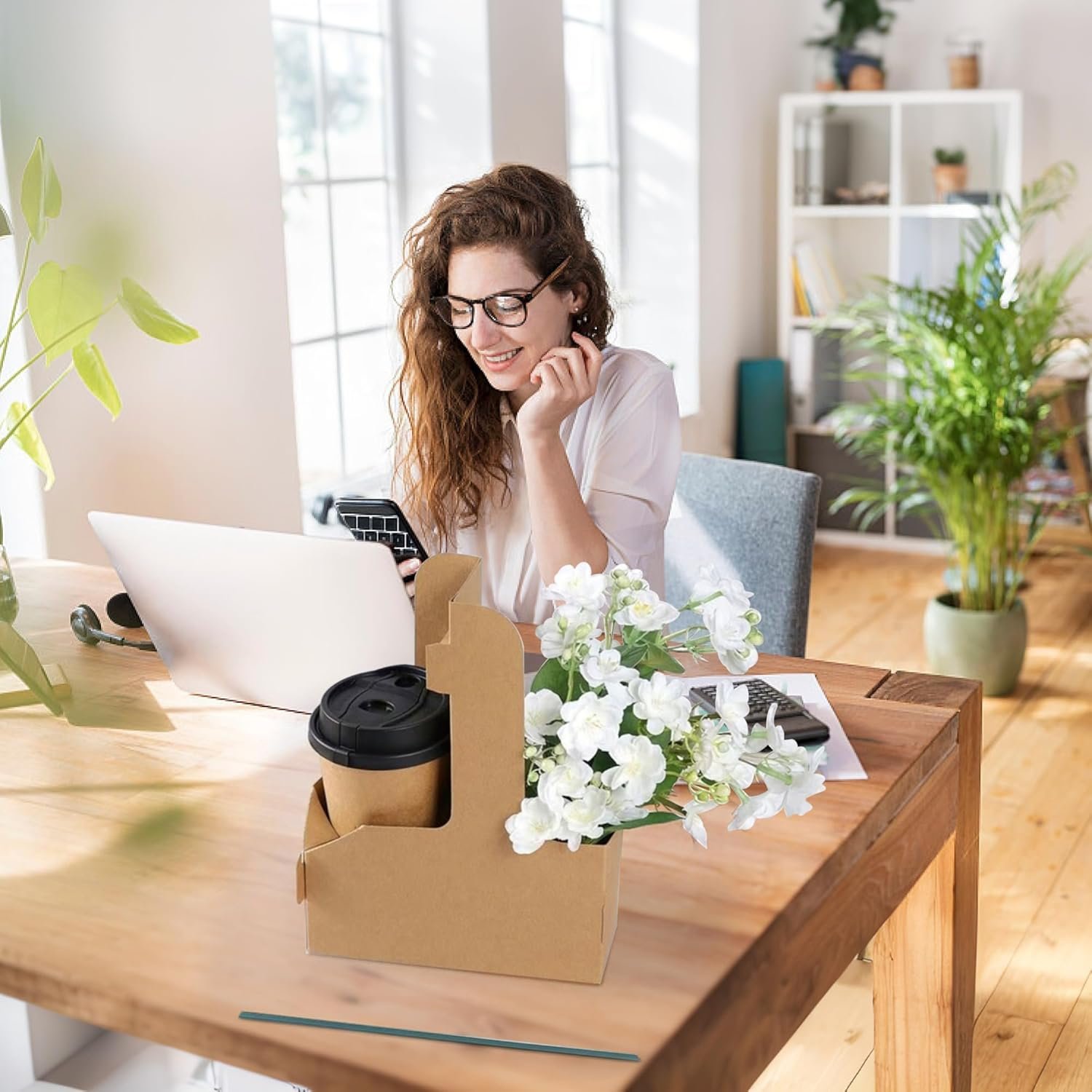 Portadores de bebidas desechables con logo personalizado, soporte para 2 o 4 tazas de papel kraft, fáciles de transportar y adecuados para bebidas calientes y frías, ideal para distribución por un fabricante.