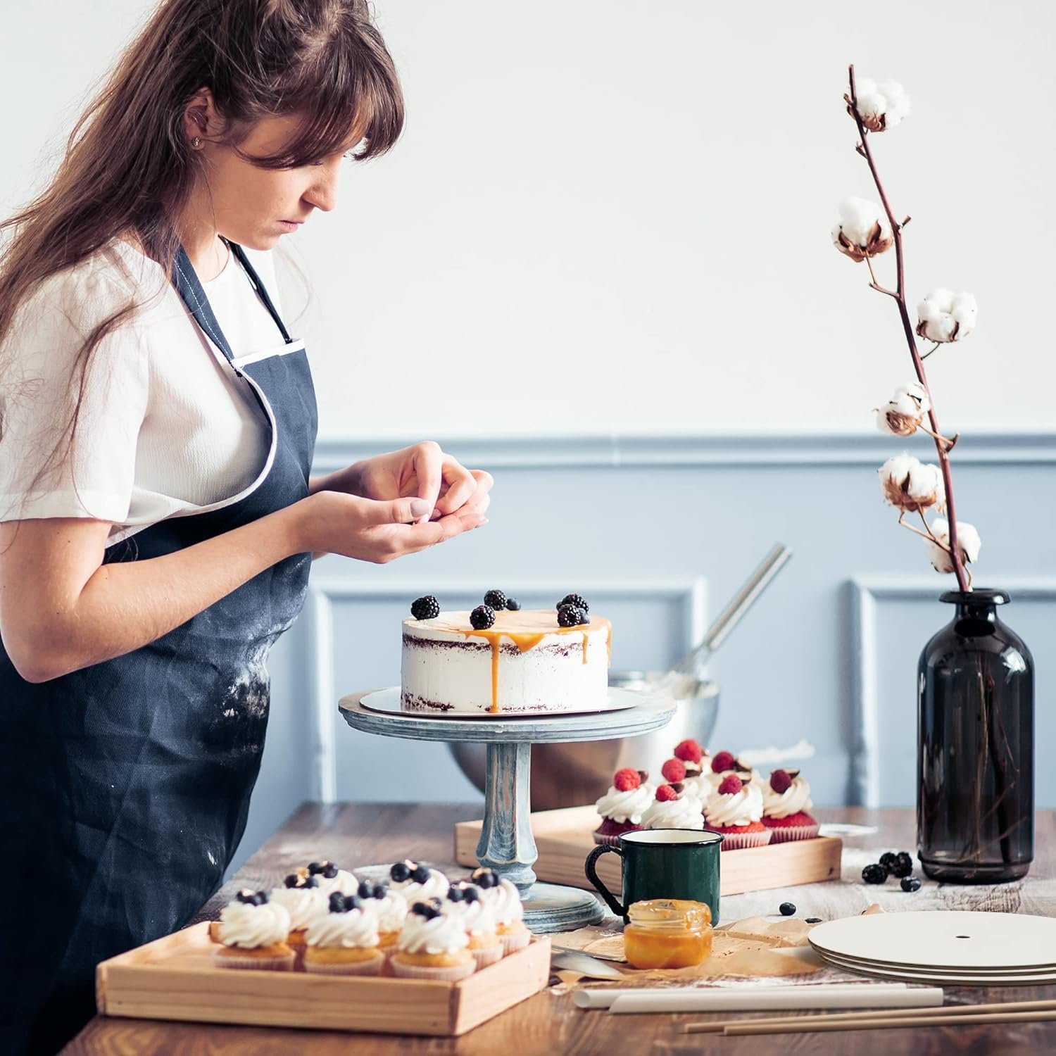 Tablero de tortas para marca blanca - Kit de niveles 10 pulgadas, 8 pulgadas y 6 pulgadas (5 piezas cada uno) con rondas de papel pergamino, espigas de madera y espigas de paja - Kit de apilamiento de rondas de cartón [130 piezas] de proveedor.