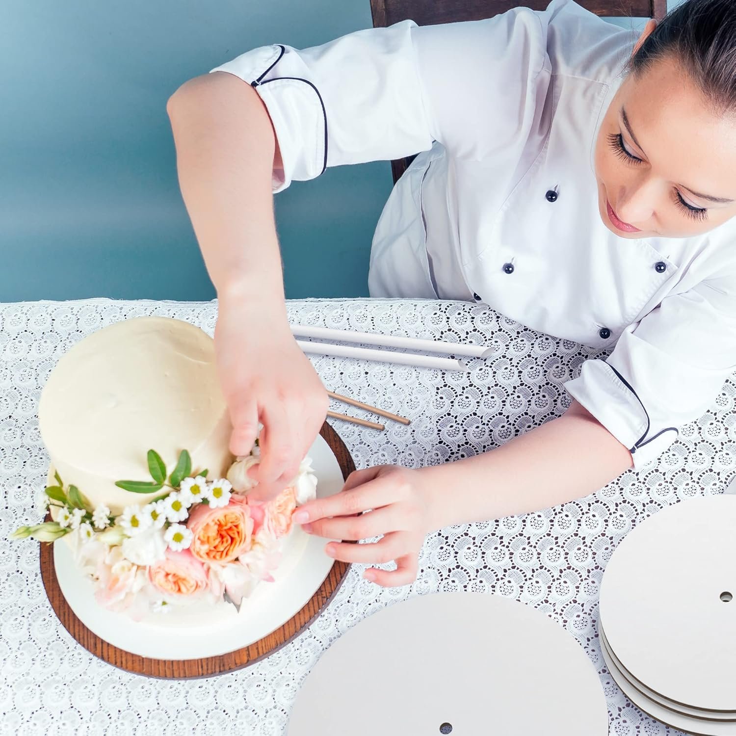 Kit de Apilamiento de Cartones para Pasteles con Logo Personalizado - Juego de Cartones de 12, 10, 8, 6 y 4 Pulgadas (5 Piezas Cada Uno) con Redondas de Papel Pergamino, Soportes de Madera y Varas de Paja - Ideal para Marca Blanca y Proveedor [215 Piezas]