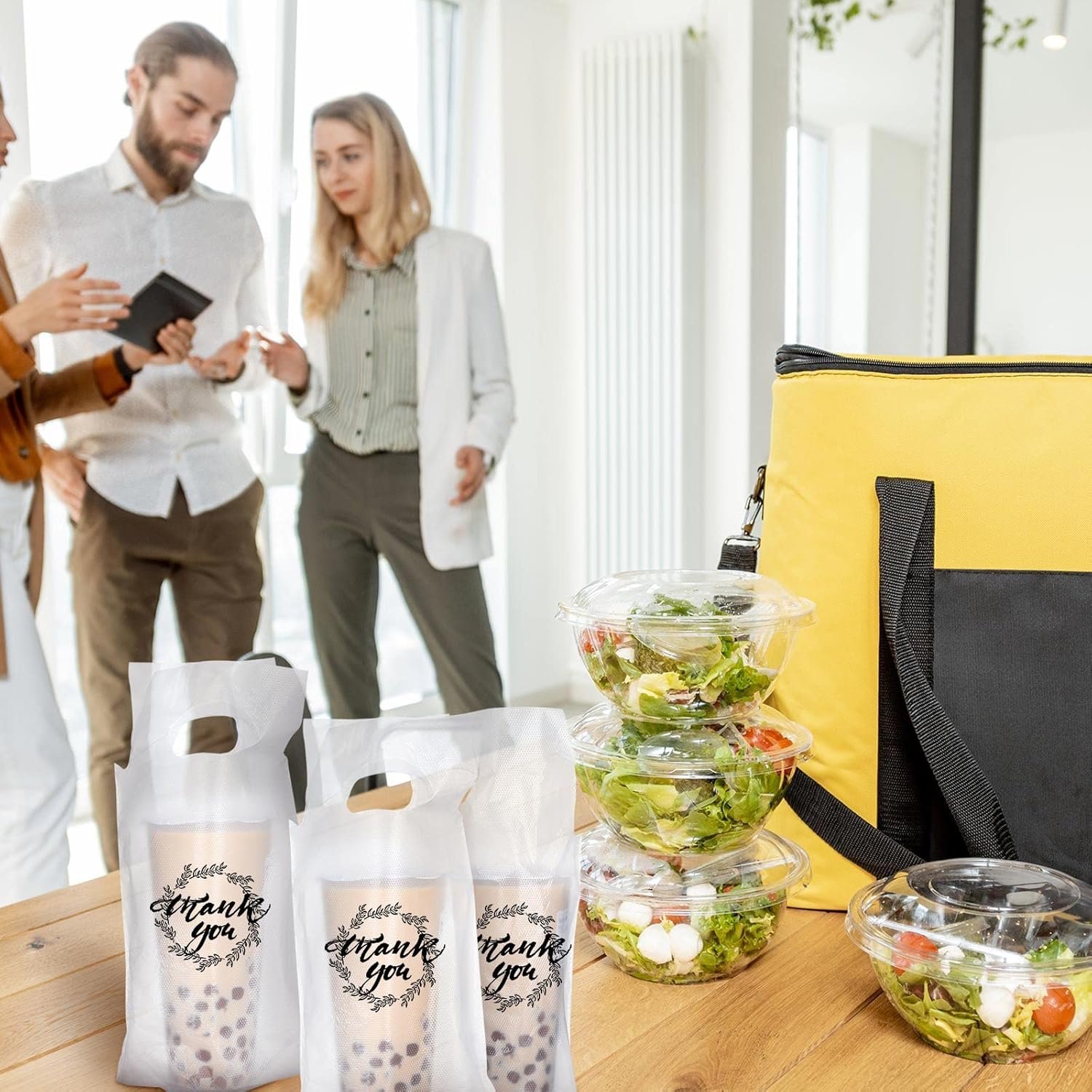 Bolsas de plástico portadoras de bebidas para entrega, con asa transparente y gracias, capacidad para 1 taza, ideales para café, té, jugos. Fábrica de bolsas personalizadas con logo y marca blanca.
