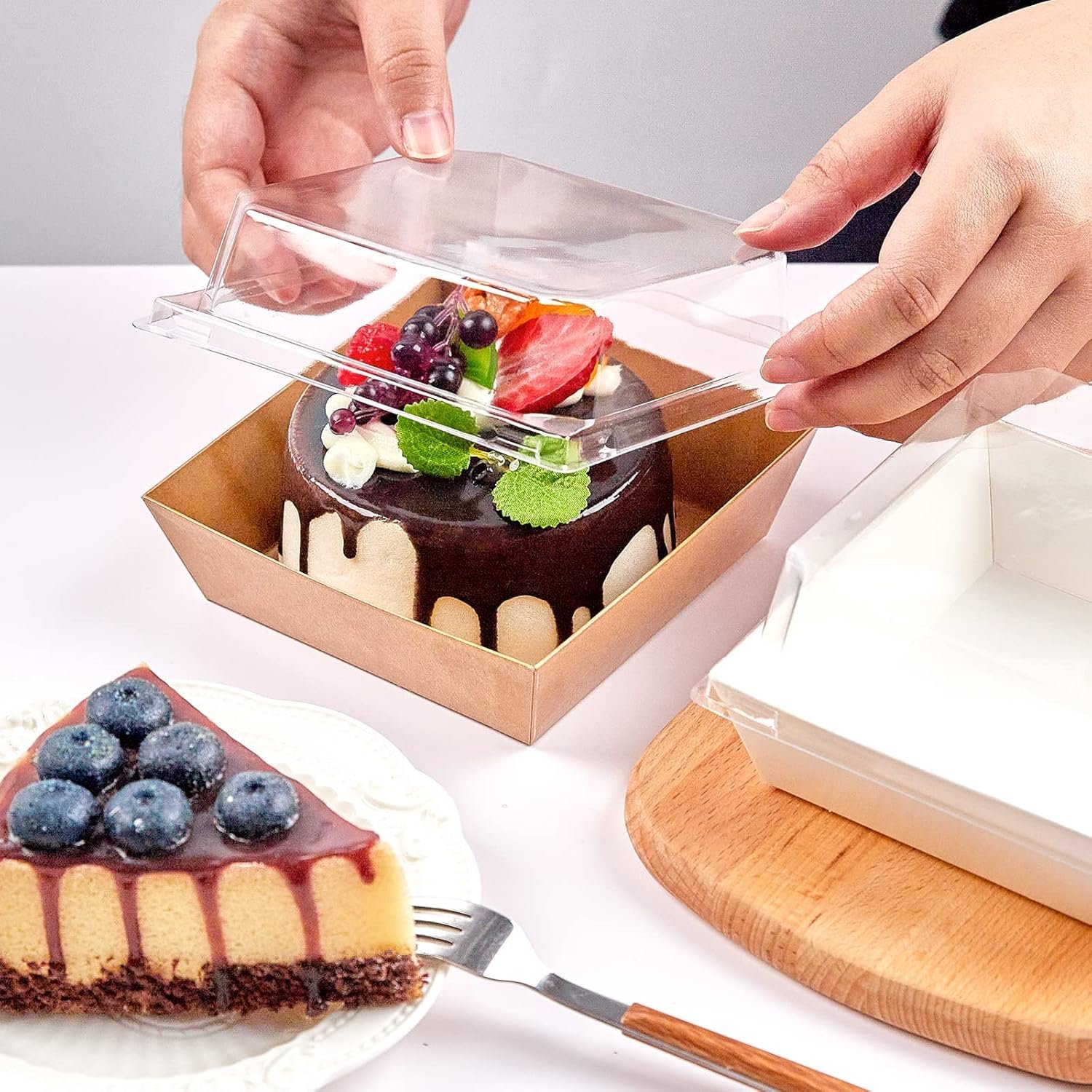 Cajas de Charcutería Desechables para Postres con Tapas Transparentes de 4 Pulgadas, 50 Pack, Marca Blanca, ideal para Galletas, Porciones de Pastel, Mini Pasteles, Fresa con Chocolate, Proveedor. Logo Personalizado disponible.
