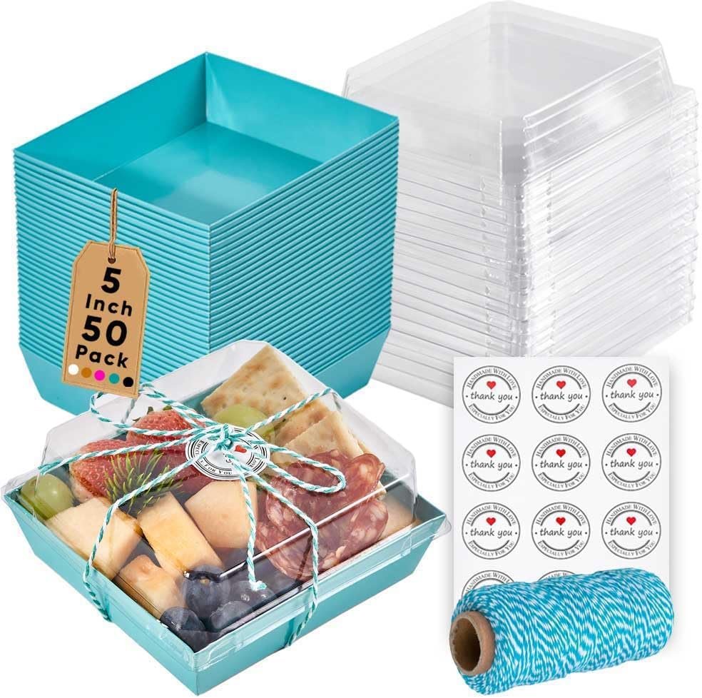 Cajas pequeñas de charcutería desechables con tapa clara - Paquete de 50, 5 pulgadas, ideales para sándwiches, galletas, sushi, porciones de pastel, fresas, personalización de logo, Marca Blanca – Proveedor de soluciones para eventos.