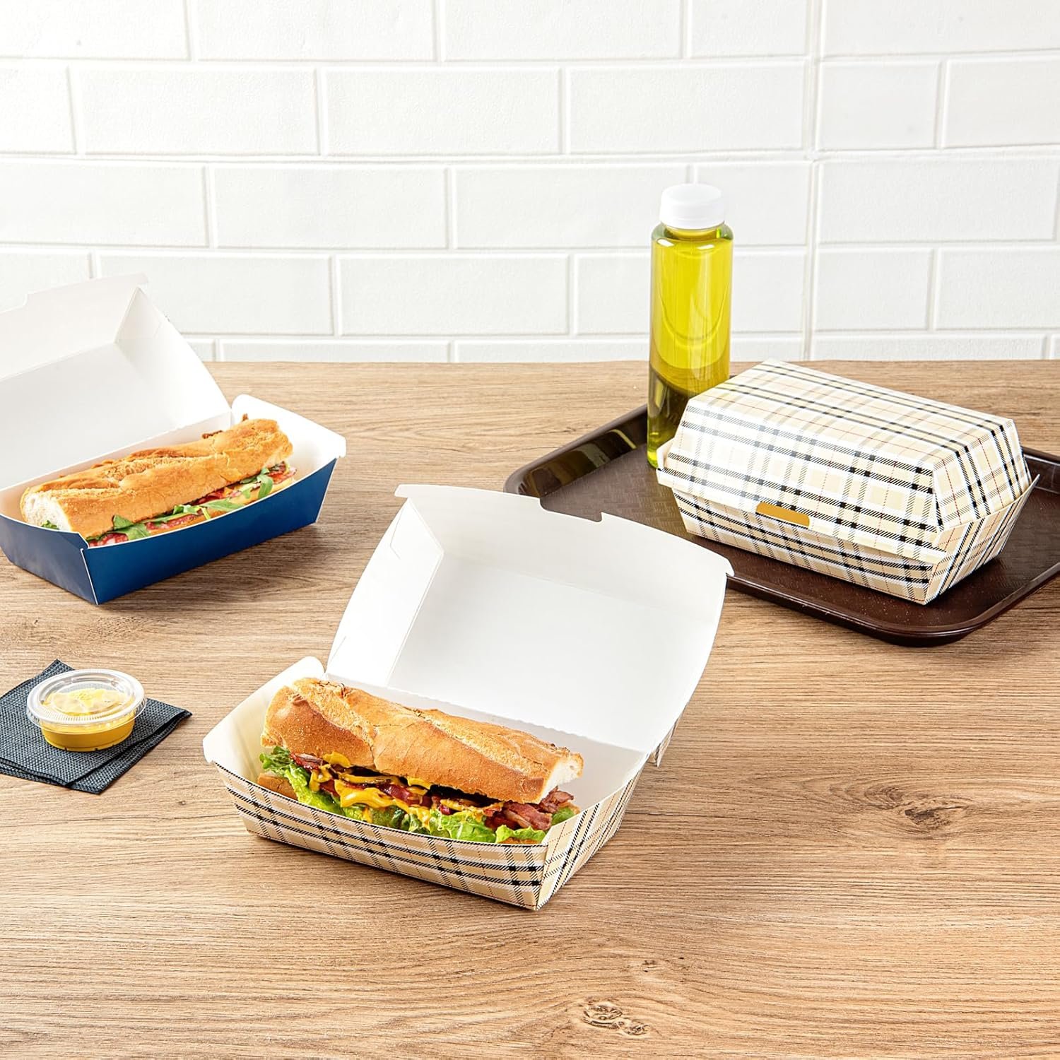 Envases de comida clamshell desechables 6.7 x 3.5 x 3.5 pulgadas con cierre de bisagra y logo personalizado, ideales para sándwiches y perritos calientes. Contenedores resistentes y a prueba de grasa, disponibles bajo marca blanca de nuestro proveedor. Envases de comida clamshell desechables 6.7 x 3.5 x 3.5 pulgadas con cierre de bisagra y logo personalizado, ideales para sándwiches y perritos calientes. Contenedores resistentes y a prueba de grasa, disponibles bajo marca blanca de nuestro proveedor.