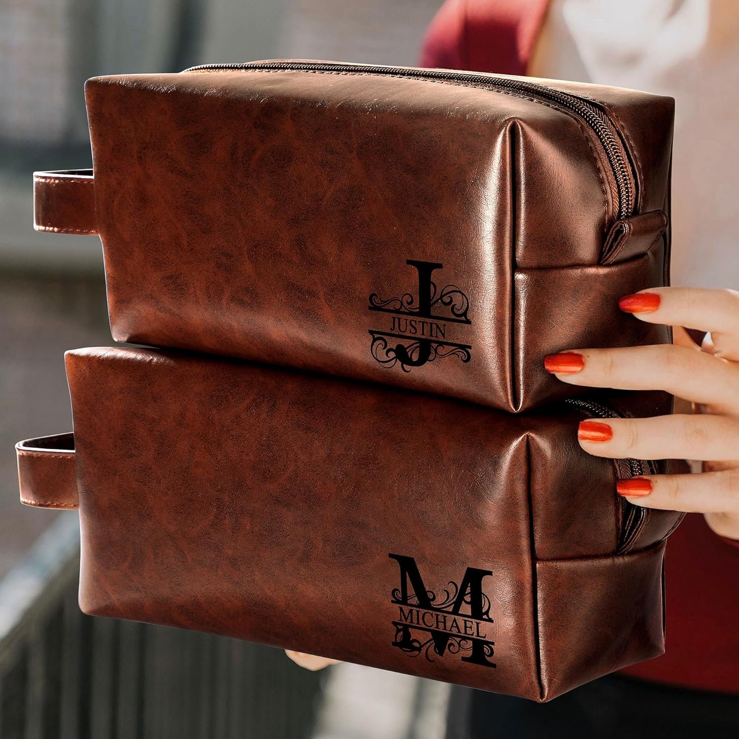 Bolsa de Aseo Personalizada para Hombre con Inicial M, Regalo Ideal para Aniversario, Navidad, San Valentín, Día del Padre o Cumpleaños, Fabricante de Artículos de Marca Blanca.