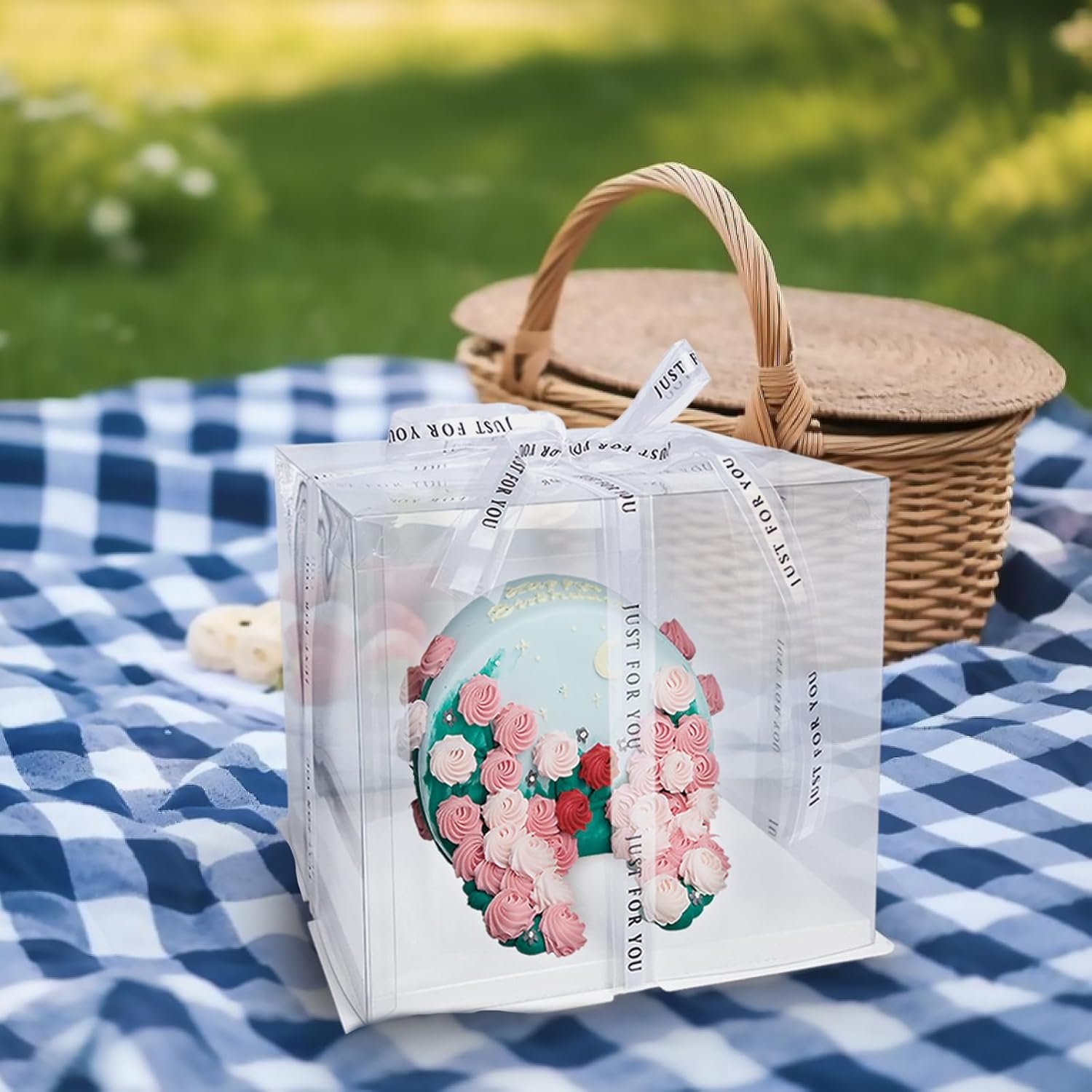 Logo Personalizado - Cajas de Pasteles Cuadradas de 6.5 pulgadas, Paquete de 2, Fácil Ensamblaje con Cinta de Satén de 20 pies y 4 Tarjetas Decorativas, Contenedores de Plástico BPA-Free para Tartas de Boda, Postres de Cumpleaños, Exhibición de Bakery - Proveedor.