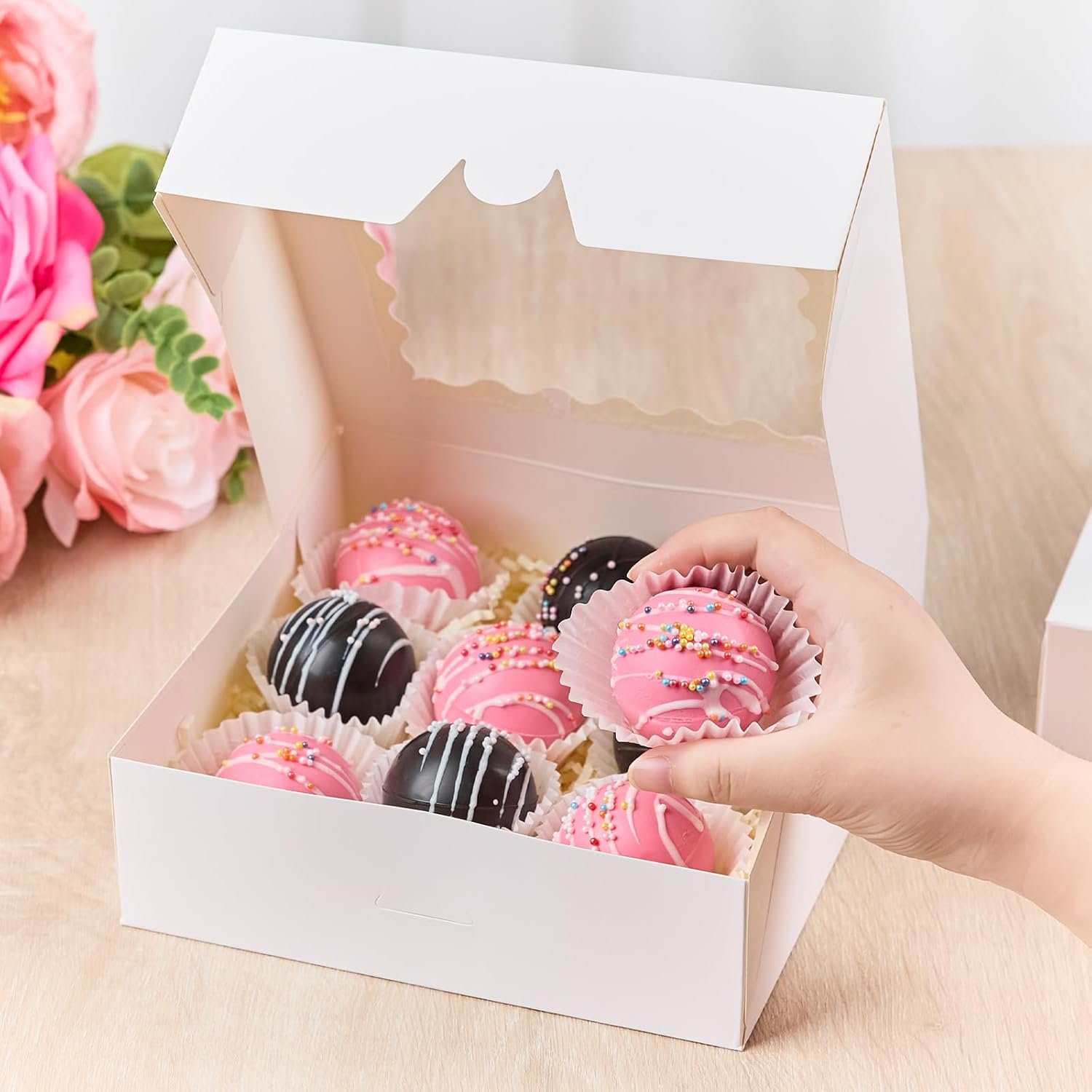 Caja de pasteles con ventana de 20 PCS, 8 x 8 x 2.5 pulgadas, cajas auto-popup para galletas, postres con logo personalizado, ideales para chocolate, fresas, pasteles, muffins, donuts, proveedora de envases. Caja de pasteles con ventana de 20 PCS, 8 x 8 x 2.5 pulgadas, cajas auto-popup para galletas, postres con logo personalizado, ideales para chocolate, fresas, pasteles, muffins, donuts, proveedora de envases.