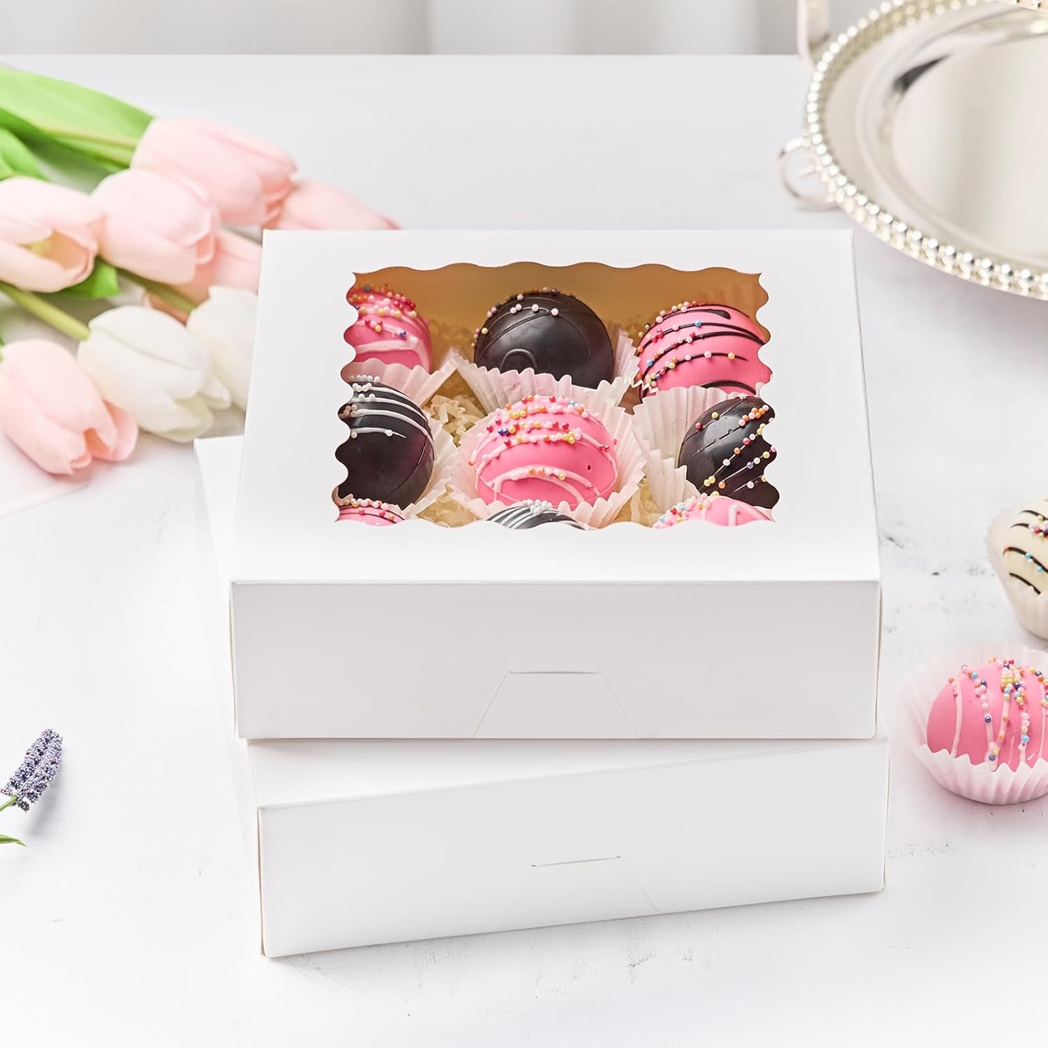 Caja de pasteles con ventana de 20 PCS, 8 x 8 x 2.5 pulgadas, cajas auto-popup para galletas, postres con logo personalizado, ideales para chocolate, fresas, pasteles, muffins, donuts, proveedora de envases. Caja de pasteles con ventana de 20 PCS, 8 x 8 x 2.5 pulgadas, cajas auto-popup para galletas, postres con logo personalizado, ideales para chocolate, fresas, pasteles, muffins, donuts, proveedora de envases.