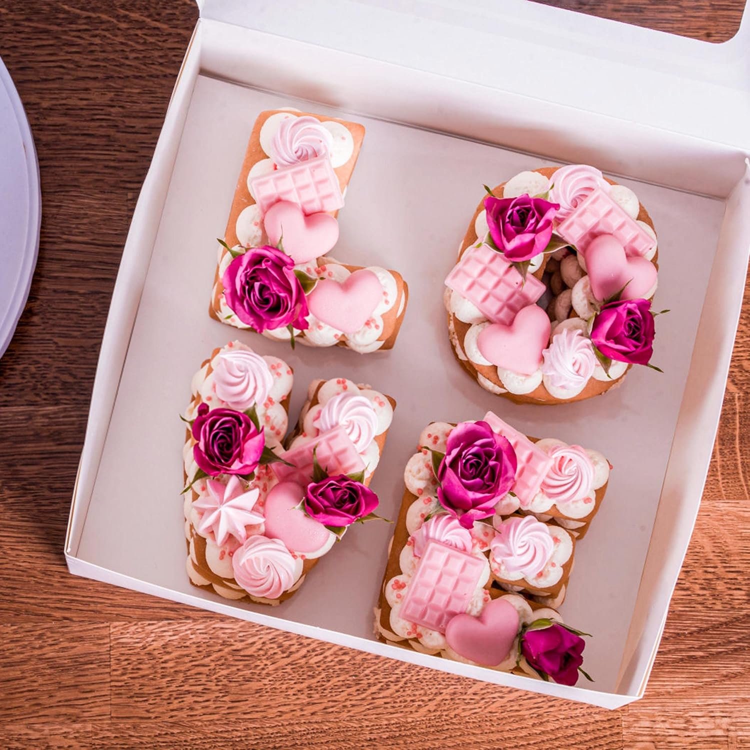 Cajas de pastelería 8x8x3 pulgadas con ventana para chocolate y fresas, ideales para pie, pastel, cupcake, galleta y macaron. Marca blanca con logo personalizado, Proveedor de 30 unidades, blanco. Cajas de pastelería 8x8x3 pulgadas con ventana para chocolate y fresas, ideales para pie, pastel, cupcake, galleta y macaron. Marca blanca con logo personalizado, Proveedor de 30 unidades, blanco.
