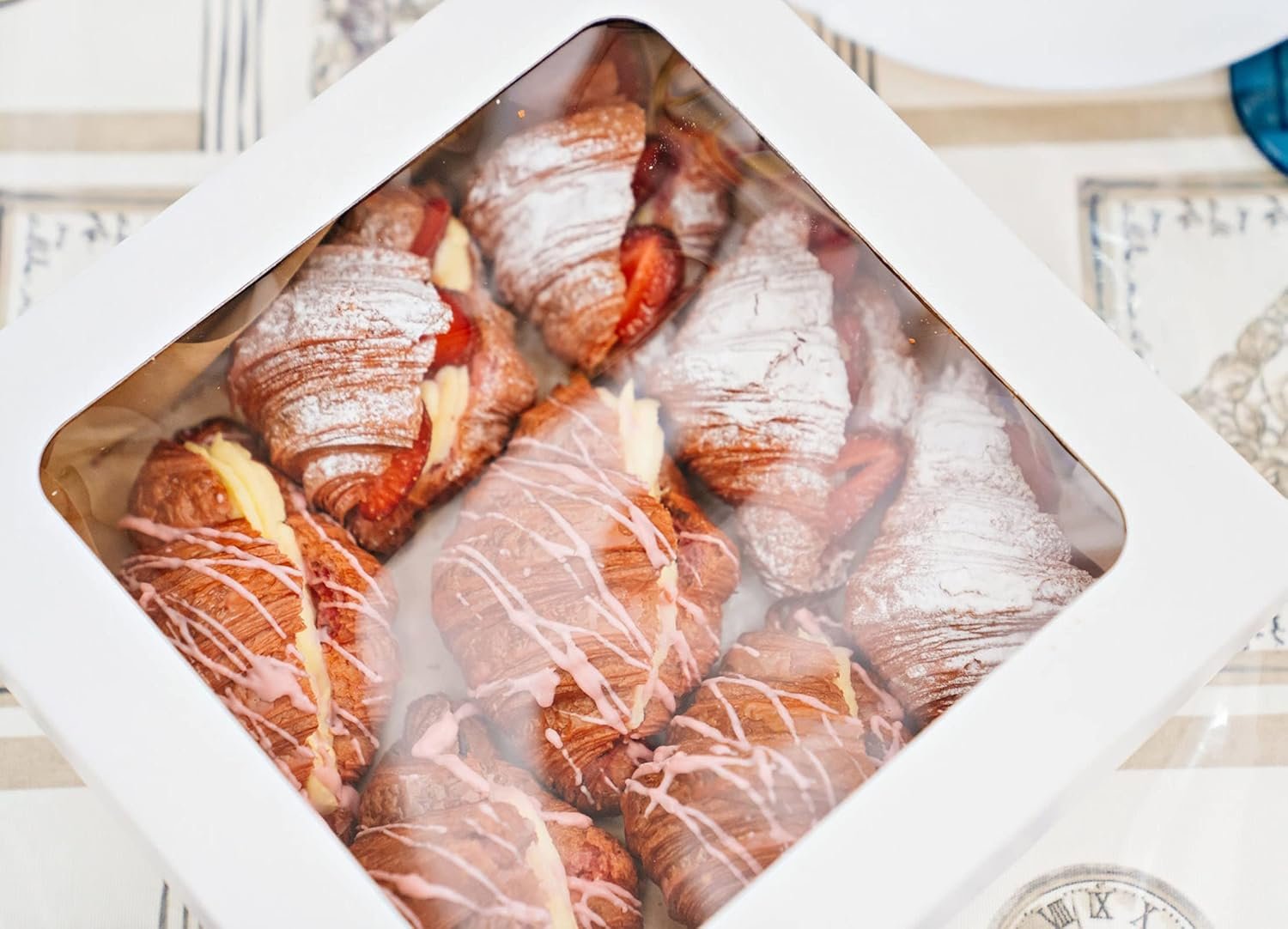Cajas de pastelería 8x8x3 pulgadas con ventana para chocolate y fresas, ideales para pie, pastel, cupcake, galleta y macaron. Marca blanca con logo personalizado, Proveedor de 30 unidades, blanco. Cajas de pastelería 8x8x3 pulgadas con ventana para chocolate y fresas, ideales para pie, pastel, cupcake, galleta y macaron. Marca blanca con logo personalizado, Proveedor de 30 unidades, blanco.