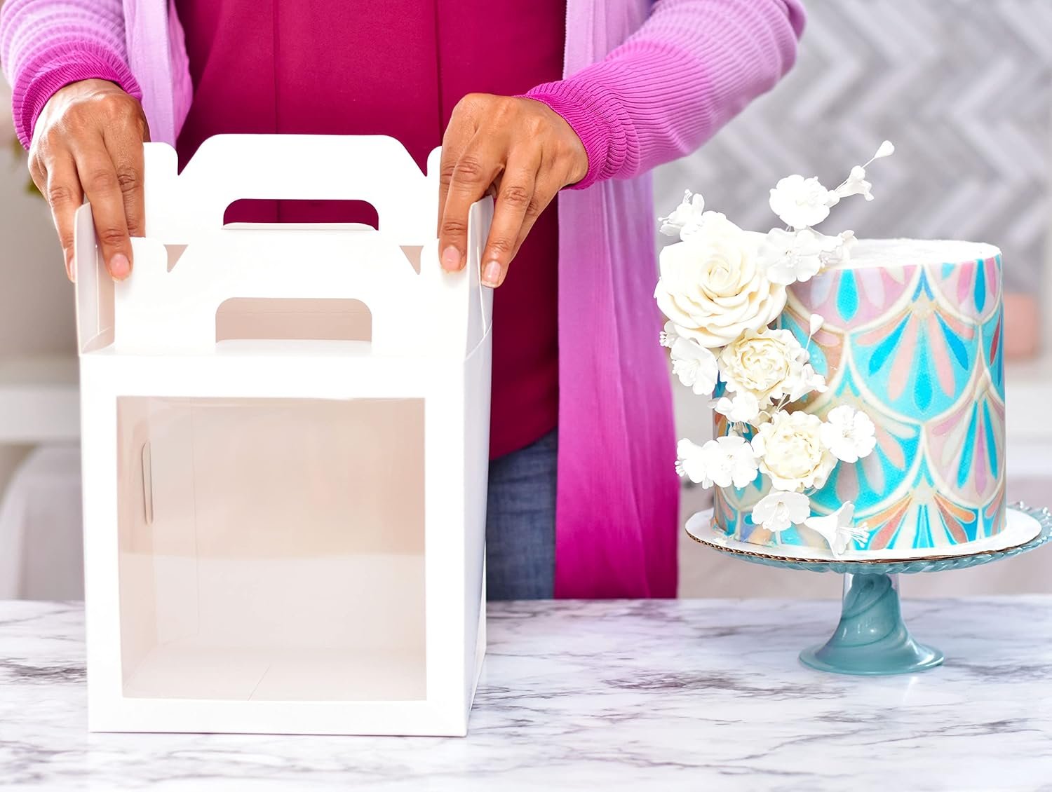 Caja desechable para pasteles altos con ventana y mango de 10 unidades de 8x8x8 pulgadas | Marca blanca y logo personalizado | Proveedor de envases para repostería Caja desechable para pasteles altos con ventana y mango de 10 unidades de 8x8x8 pulgadas | Marca blanca y logo personalizado | Proveedor de envases para repostería