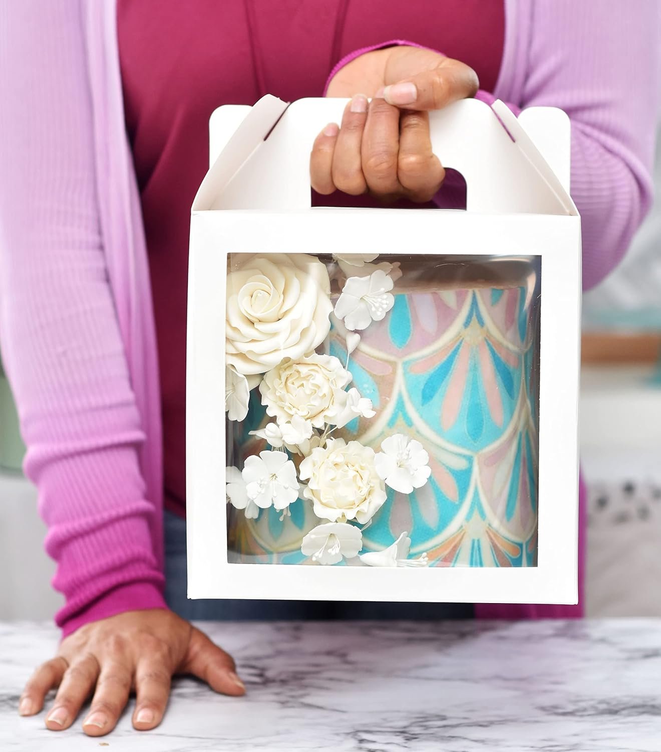 Caja desechable para pasteles altos con ventana y mango de 10 unidades de 8x8x8 pulgadas | Marca blanca y logo personalizado | Proveedor de envases para repostería Caja desechable para pasteles altos con ventana y mango de 10 unidades de 8x8x8 pulgadas | Marca blanca y logo personalizado | Proveedor de envases para repostería