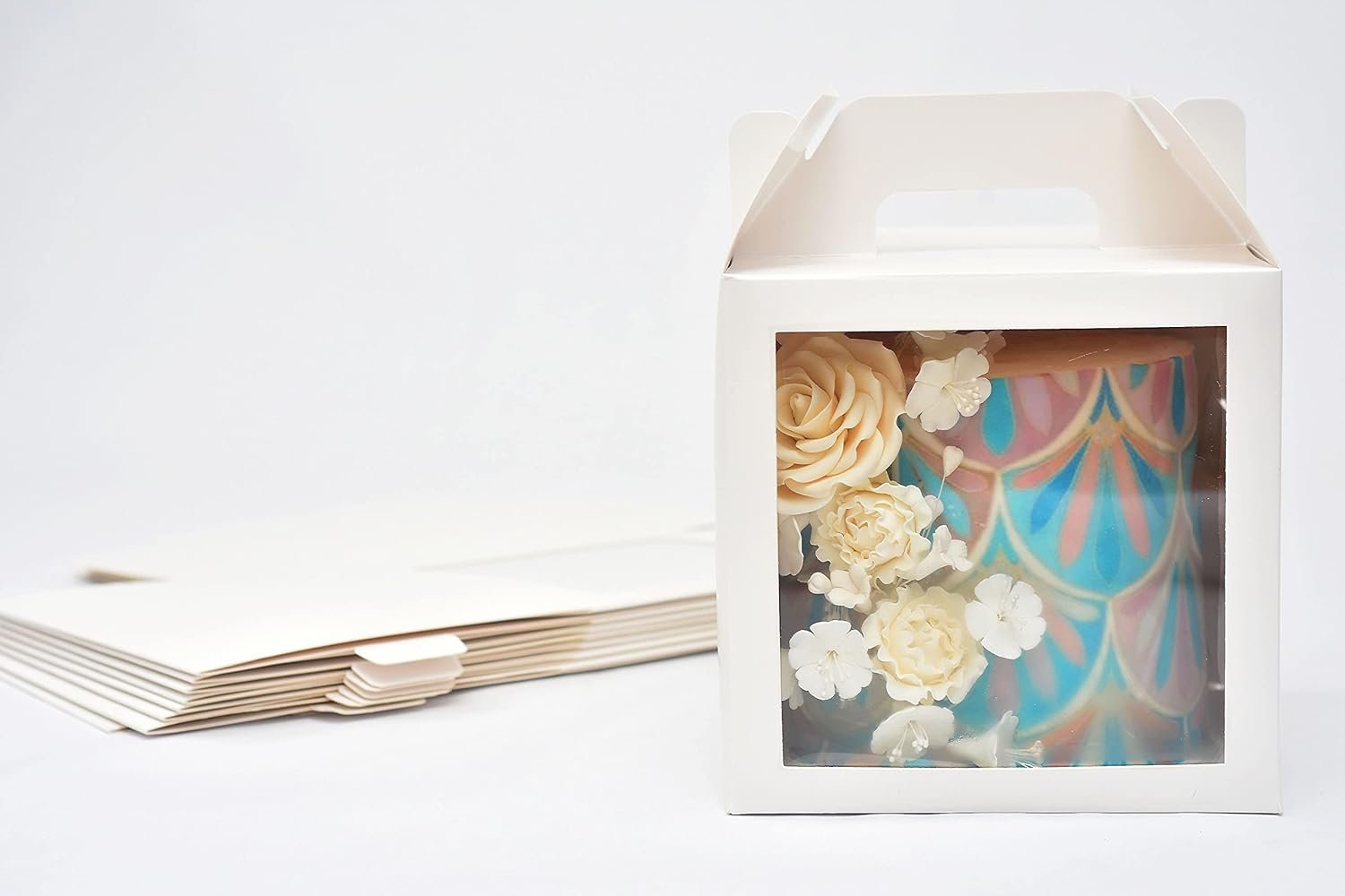 Caja desechable para pasteles altos con ventana y mango de 10 unidades de 8x8x8 pulgadas | Marca blanca y logo personalizado | Proveedor de envases para repostería Caja desechable para pasteles altos con ventana y mango de 10 unidades de 8x8x8 pulgadas | Marca blanca y logo personalizado | Proveedor de envases para repostería
