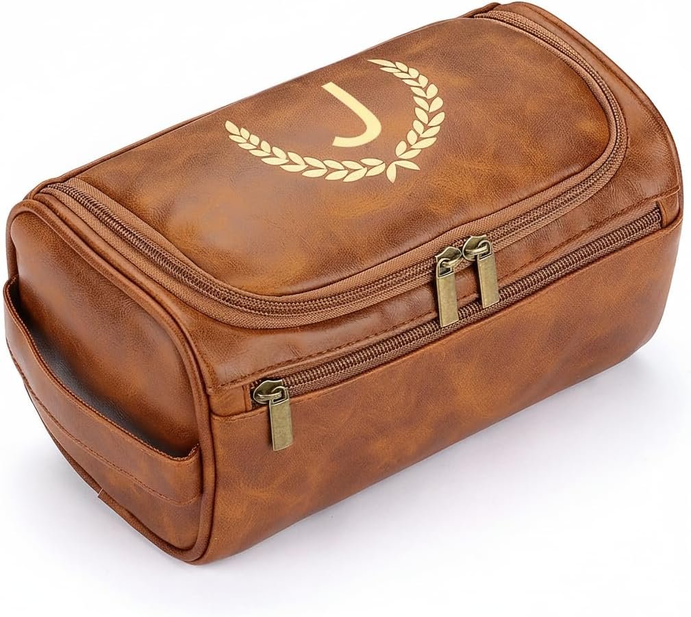 Logo Personalizado Bolsa de Aseo Personalizada para Hombres, Regalos Personalizados para Hombres, Necessaire de Viaje de Cuero PU Grabado con Iniciales para Él Cumpleaños (J, Marrón Claro) de Fábrica.