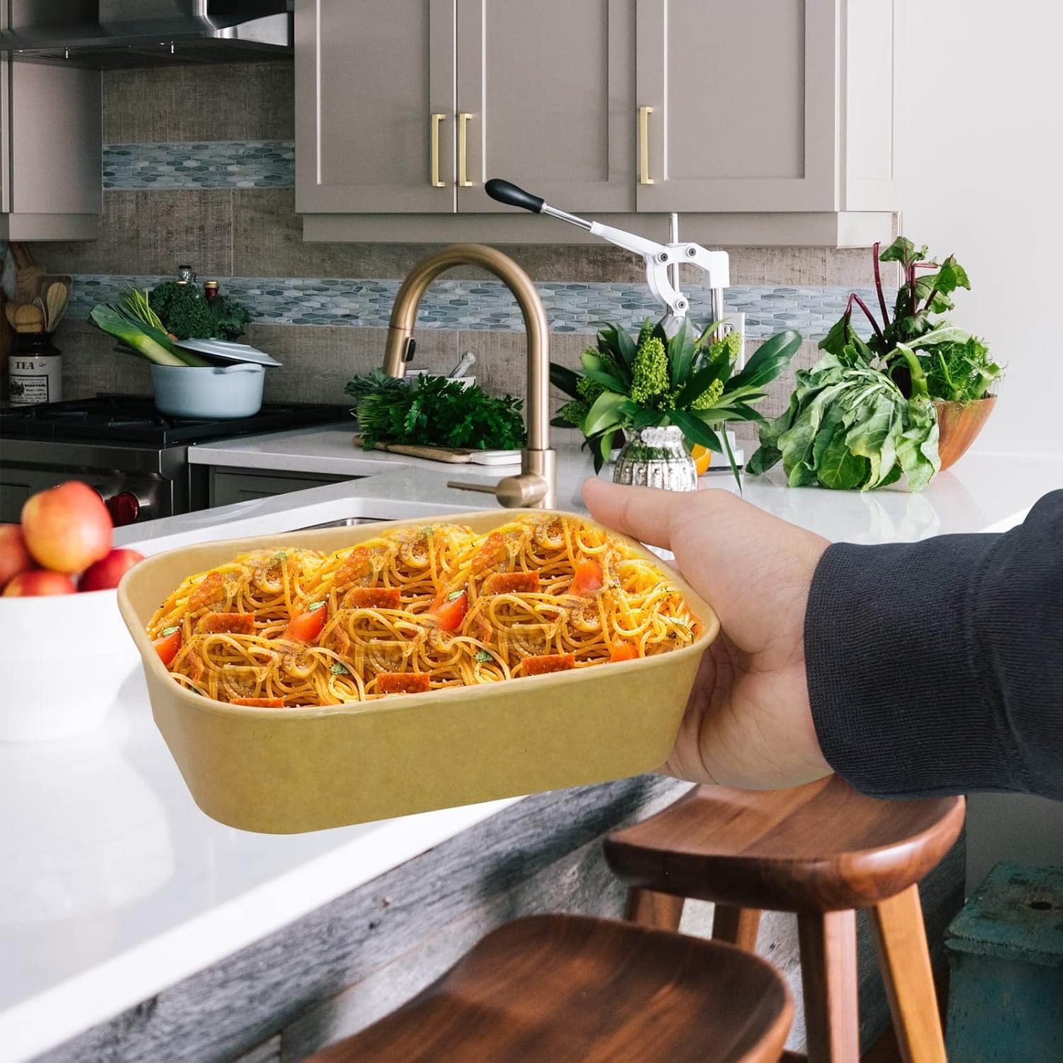 Contenedor desechable de comida de 17 oz con tapas, 50 sets de tazones de papel kraft compostables para sopa, fideos y acai aptos para microondas, cuenco a prueba de fugas para ensaladas, marca blanca de fabricante para almuerzos, fiestas y comida para llevar.