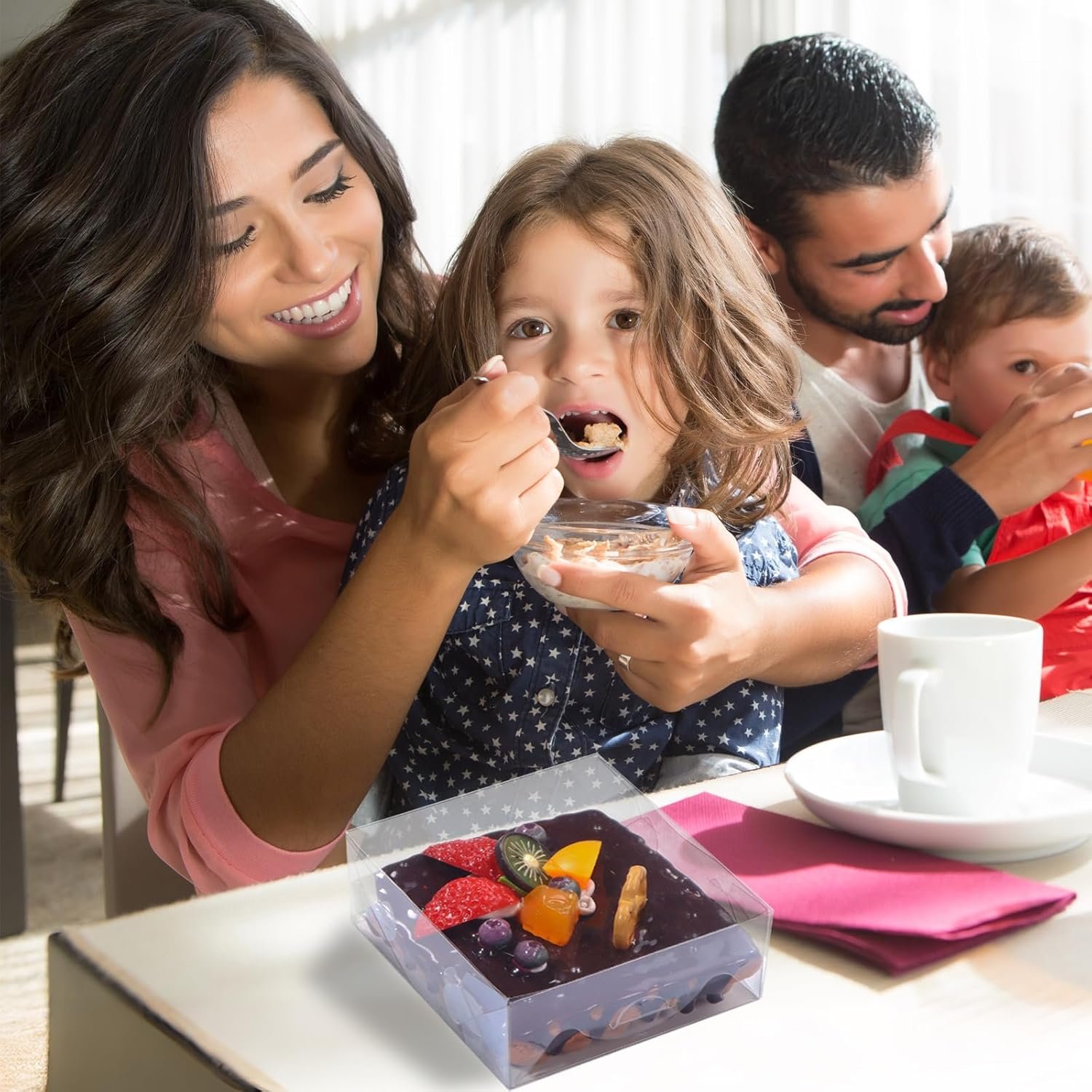 Cajas de regalo de plástico transparente de 100 piezas de 4x4x2 pulgadas para galletas, fresas cubiertas de chocolate, trufas, brownies y más con Marca Blanca, ideales para personalización con Logo Personalizado y disponibles en Fábrica.