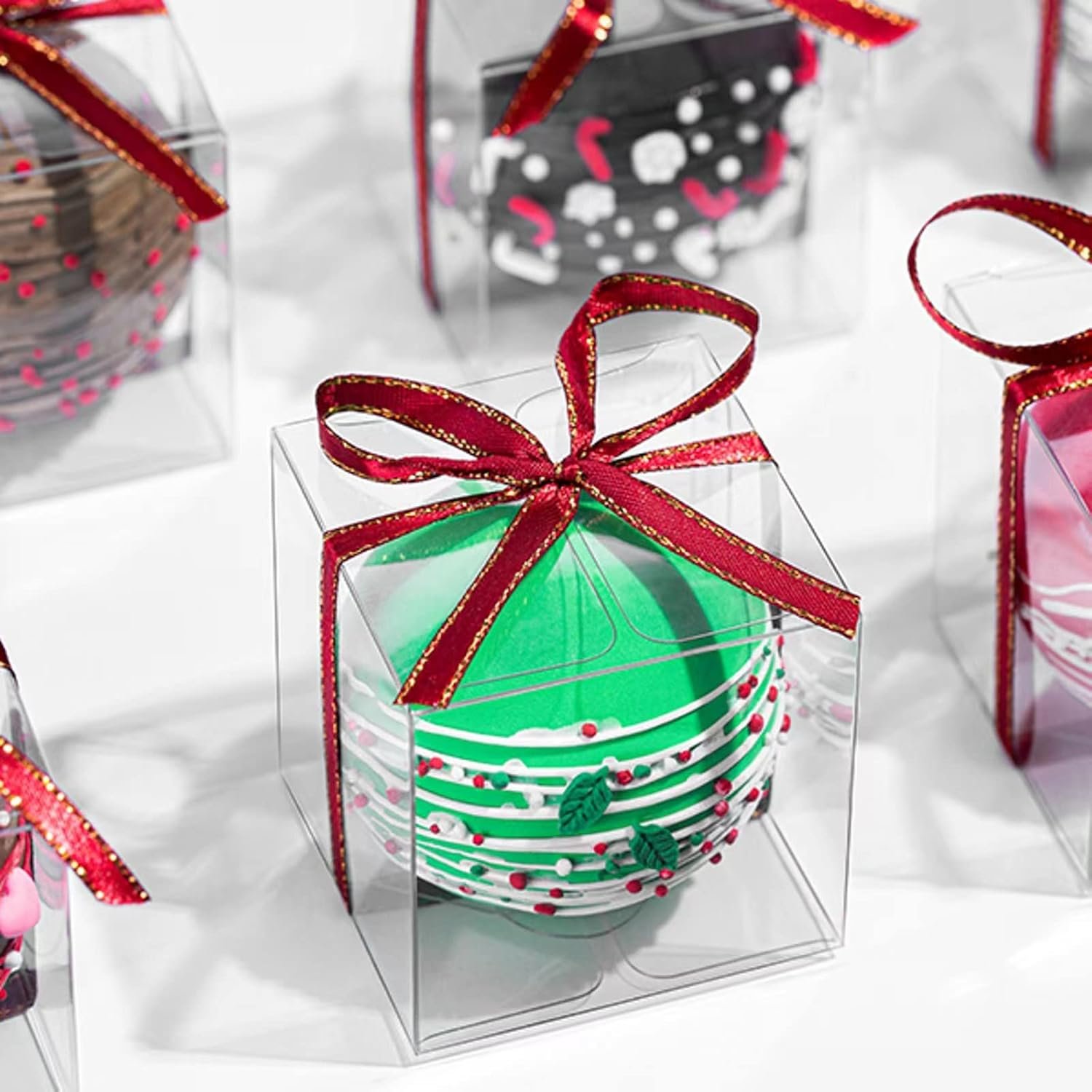 Caja de regalo pequeña 50 unidades 3x3x3 pulgadas para chocolate, cupcakes y caramelos, con logo personalizado, ideal como favor para bodas y cumpleaños, fabricado por nuestro proveedor. Caja de regalo pequeña 50 unidades 3x3x3 pulgadas para chocolate, cupcakes y caramelos, con logo personalizado, ideal como favor para bodas y cumpleaños, fabricado por nuestro proveedor.