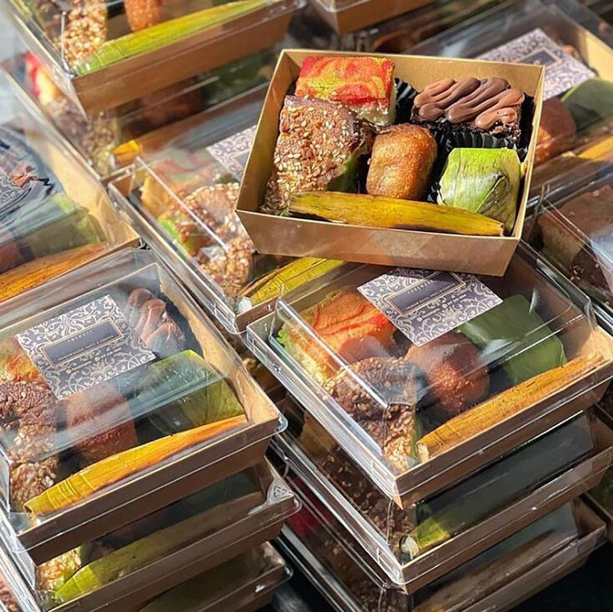 Logo Personalizado 10 Pack de Cajas Pequeñas para Charcutería con Tapa Transparente, Caja Desechable para Comida, Ideal para Postres, Sándwiches, Galletas, Sushi, Porciones de Pastel y Fresas (Marrón, Pequeña) con Proveedor.