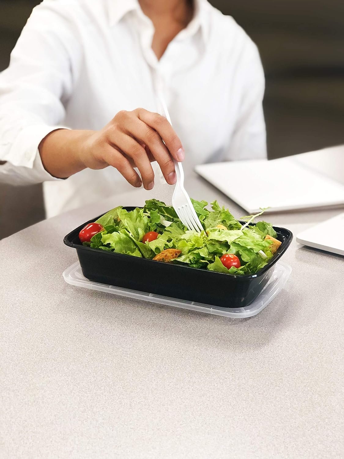Contenedores desechables para alimentos de 28 oz con tapa - 50 unidades | Logo Personalizado, ideal para llevar y planificación de comidas | Fábrica de soluciones para almacenamiento de alimentos | Marca Blanca en plástico negro