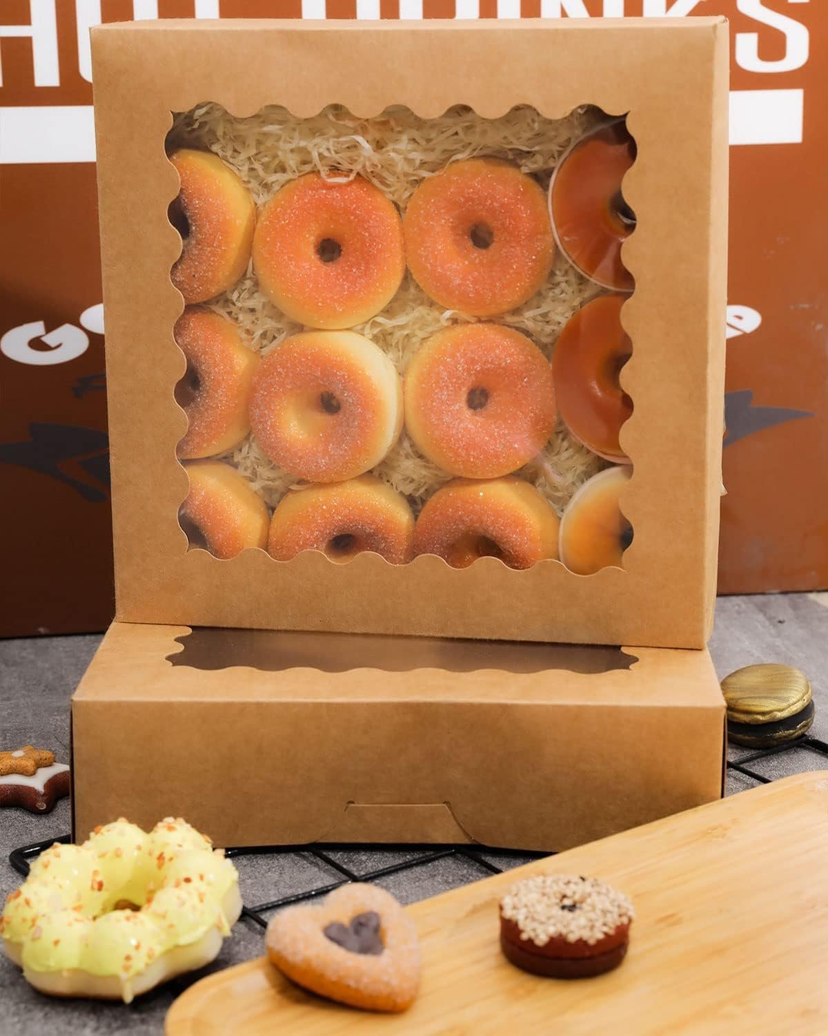 Caja de pasteles marrón de 10x10x2.5 pulgadas con ventana para galletas y donuts, 12 paquetes, Marca Blanca, Proveedor.