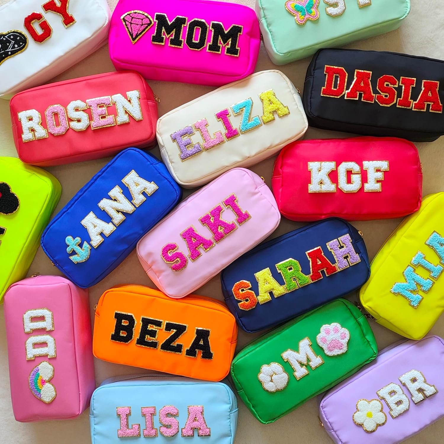 Logo Personalizado Neceser Grande de Maquillaje con Parches Personalizados Fábrica de Estuches de Viaje y Artículos de Tocador Regalo para Damas de Honor Logo Personalizado Neceser Grande de Maquillaje con Parches Personalizados Fábrica de Estuches de Viaje y Artículos de Tocador Regalo para Damas de Honor